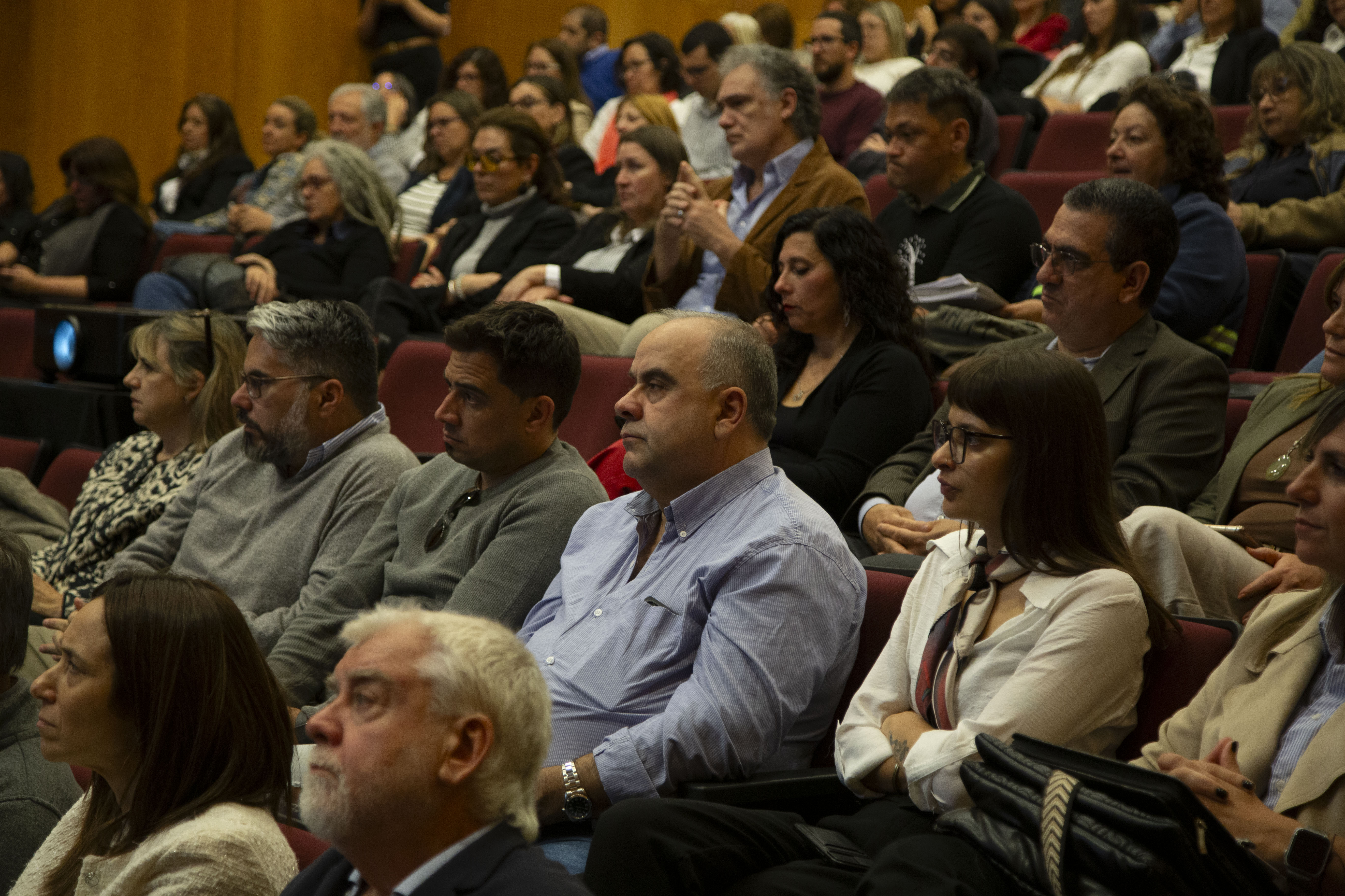 Público sentado en la platea escucha a los disertantes.