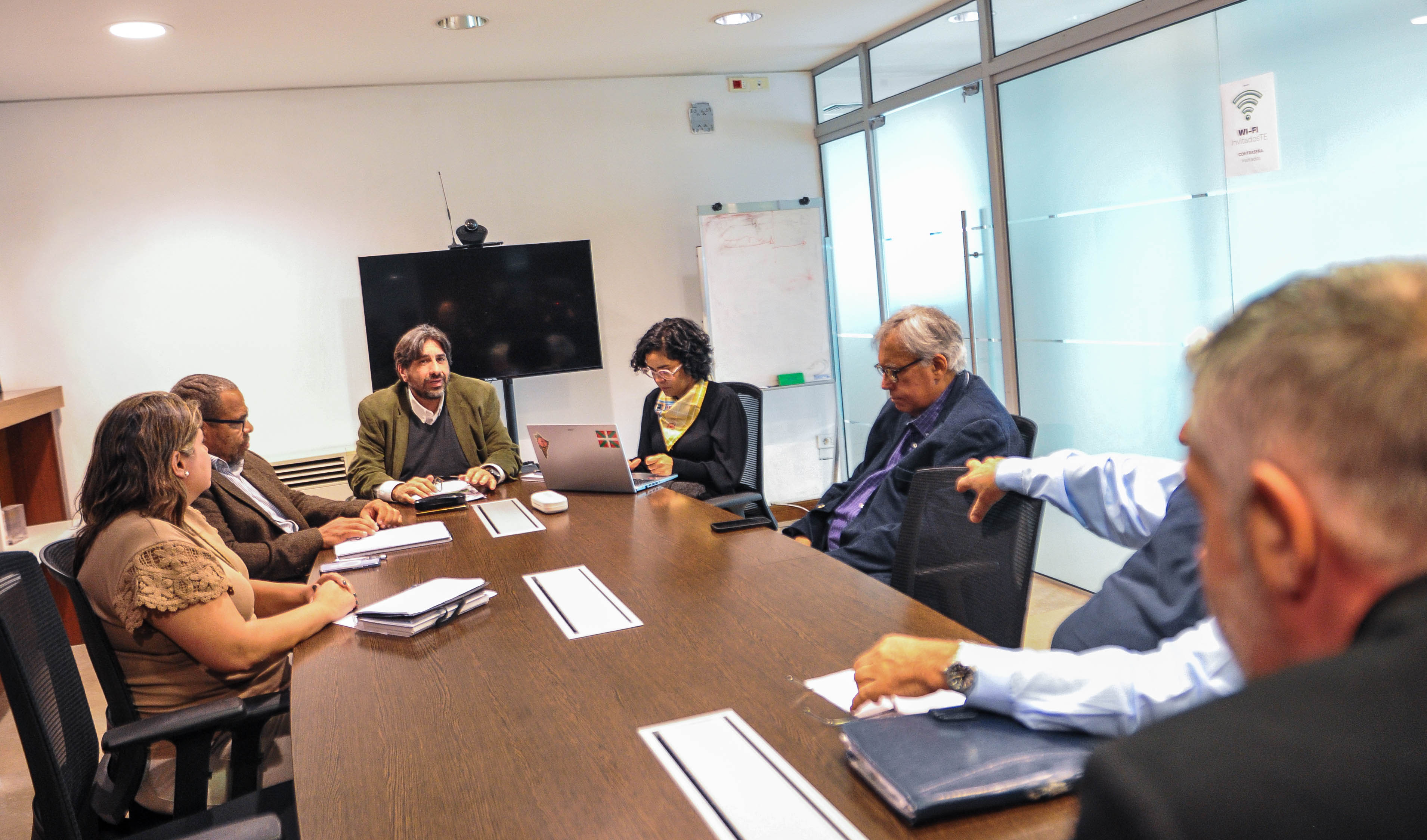 Plano general de la reunión con las autoridades de Unasev y los representantes de las intendencias sentadas en mesa dialogando.