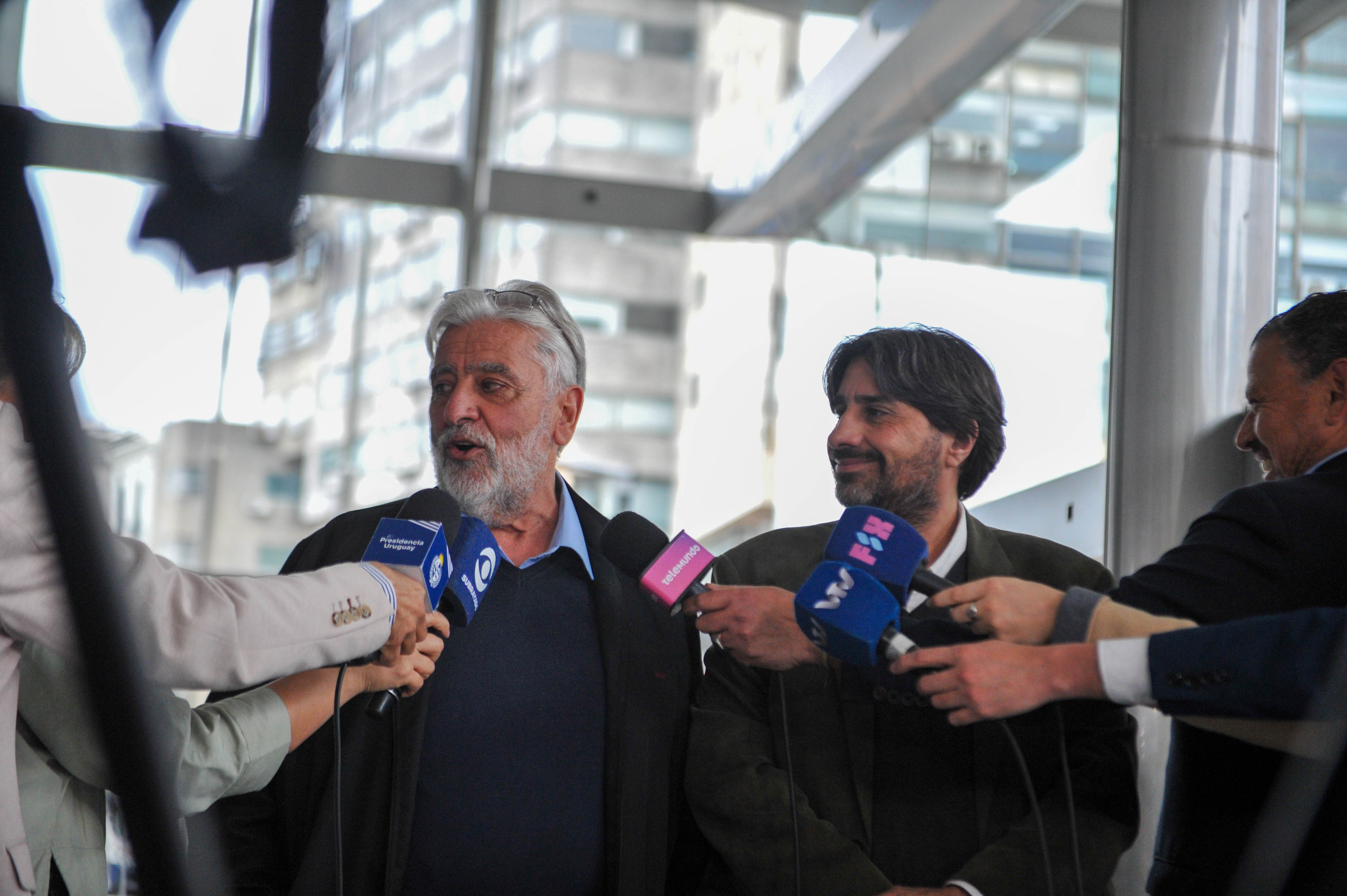 Presidente de Unasev y representante municipal dialogan con periodistas en planta baja de Torre Ejecutiva.