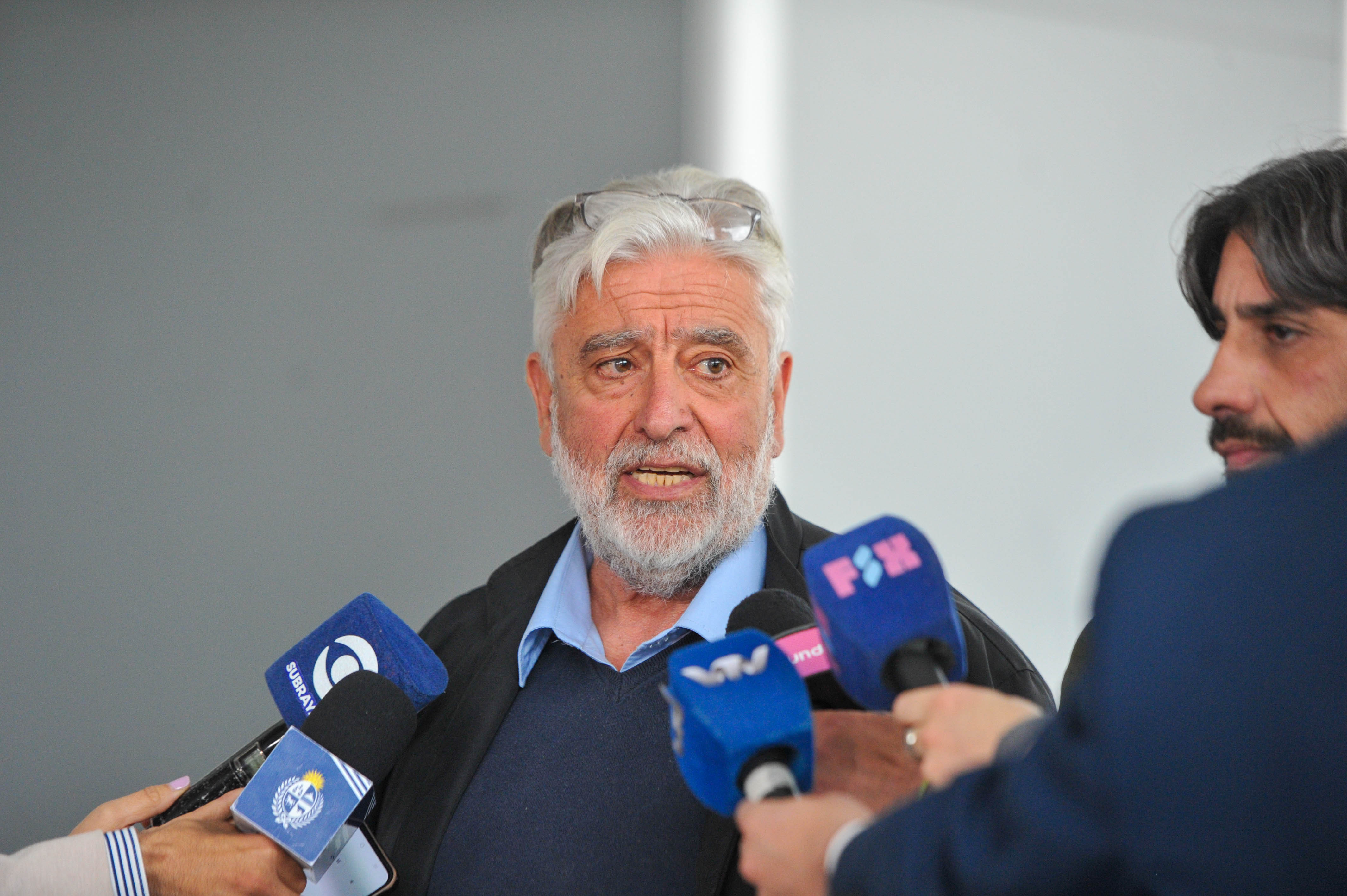 Representante municipal dialoga con periodistas frente a varios micrófonos de prensa en planta baja de Torre Ejecutiva.
