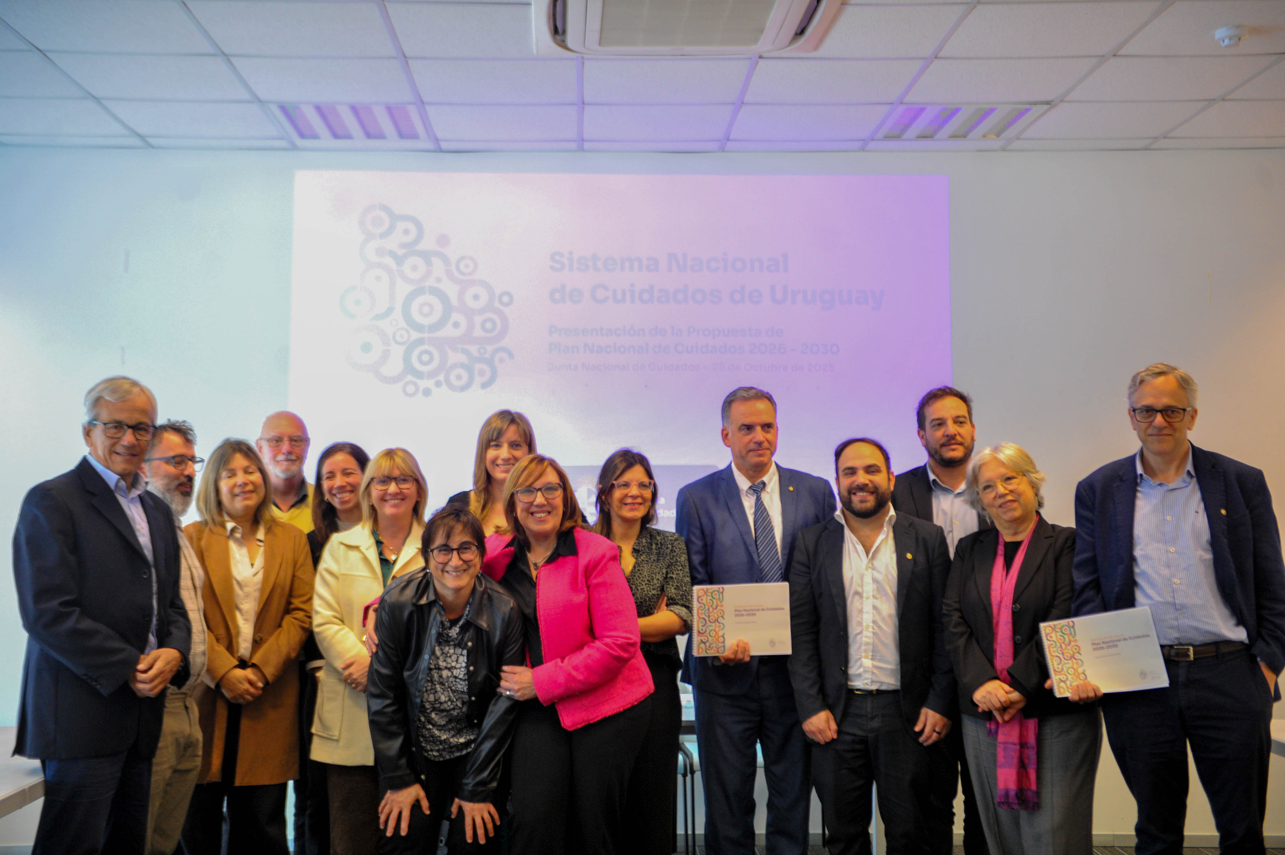 Presidente Orsi posa frente a cámara junto a las autoridades del Consejo Nacional de Cuidados en sala de reuniones de Torre Ejecutiva.