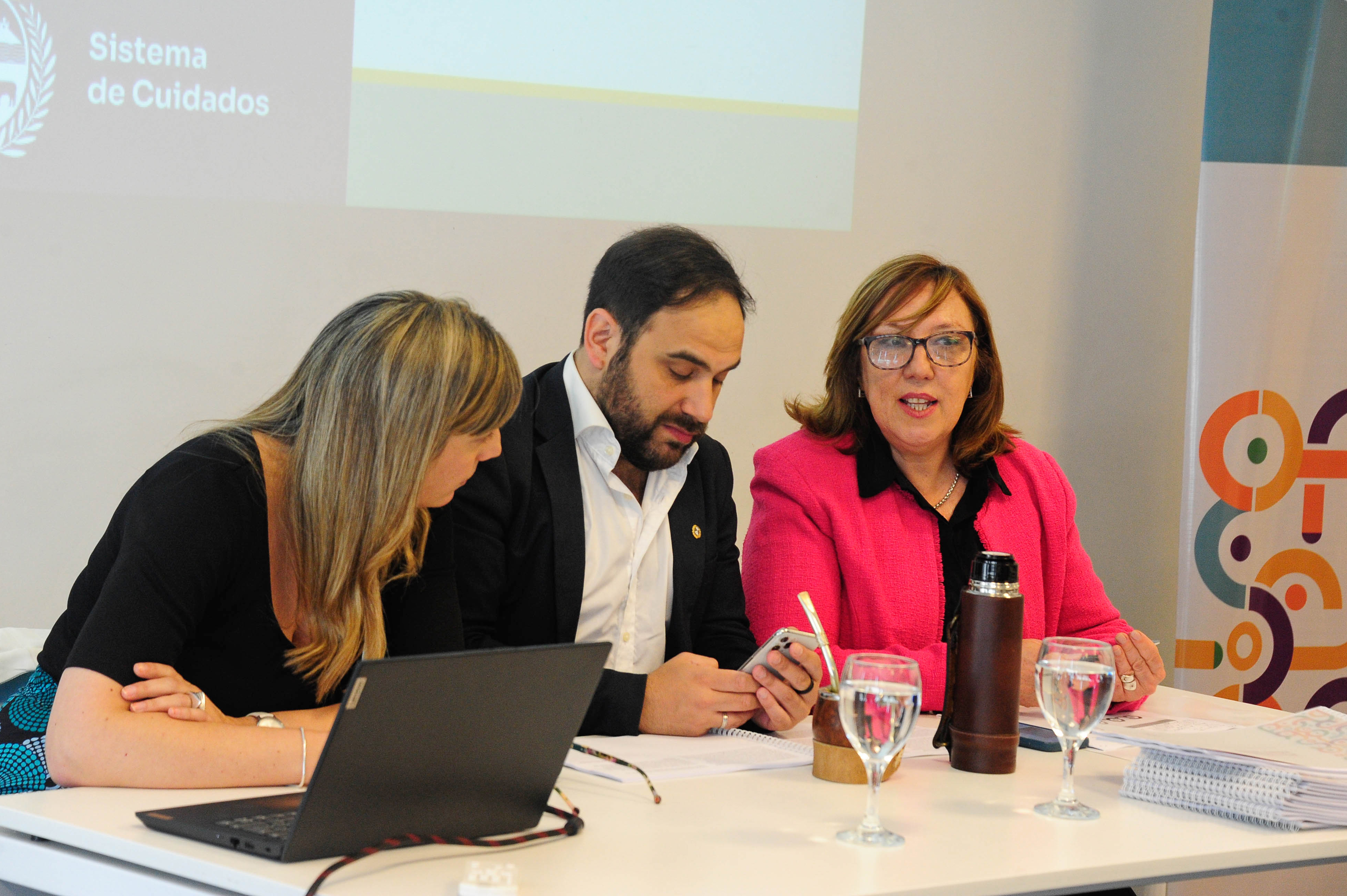 Ministro de Desarrollo Social, secretaria Nacional de Cuidados y Discapacidad y directora de Cuidados sentados conversan.