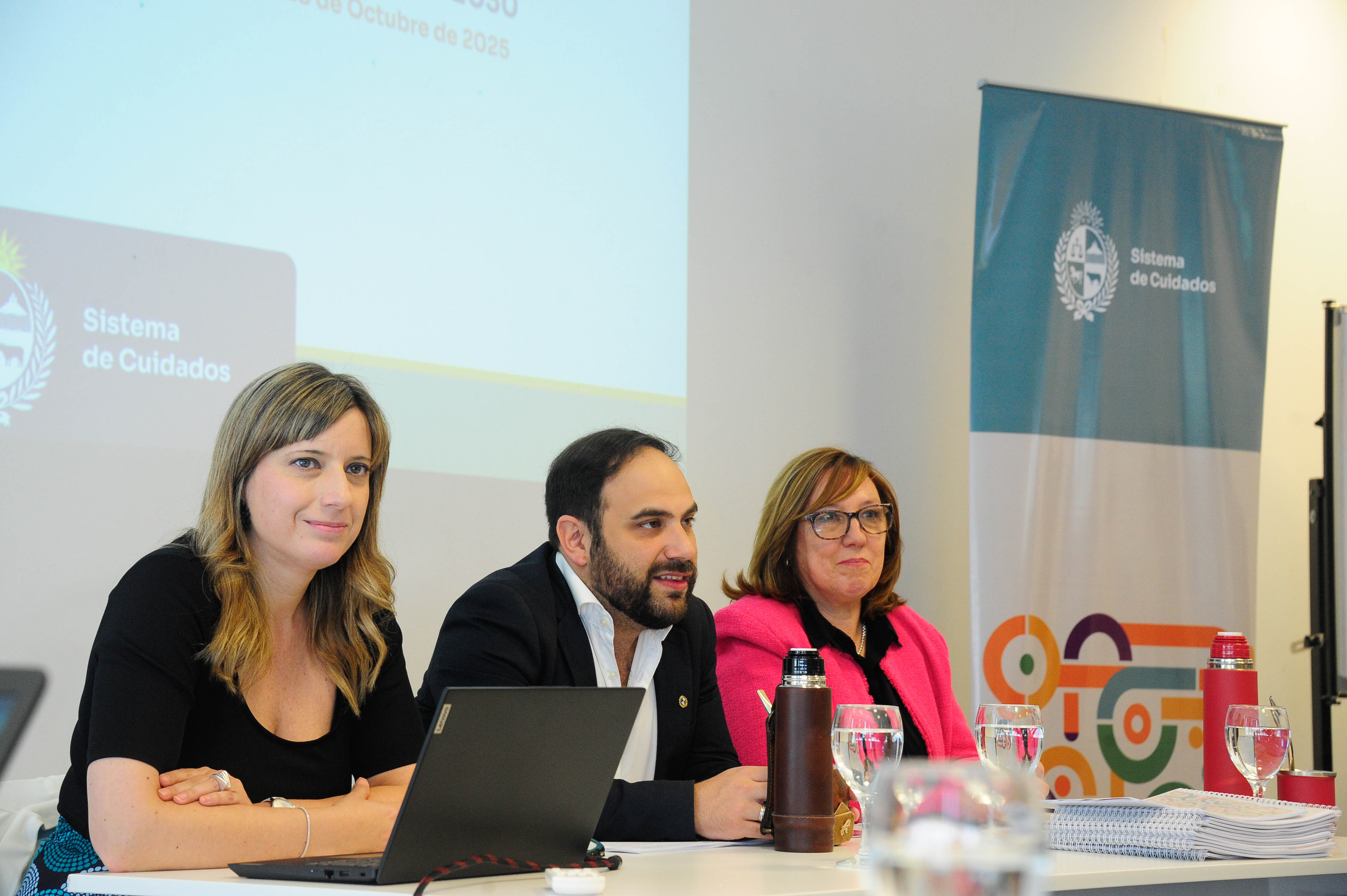 Ministro de Desarrollo sentado con la secretaria Nacional de Cuidados y Discapacidad y la directora de Cuidados.