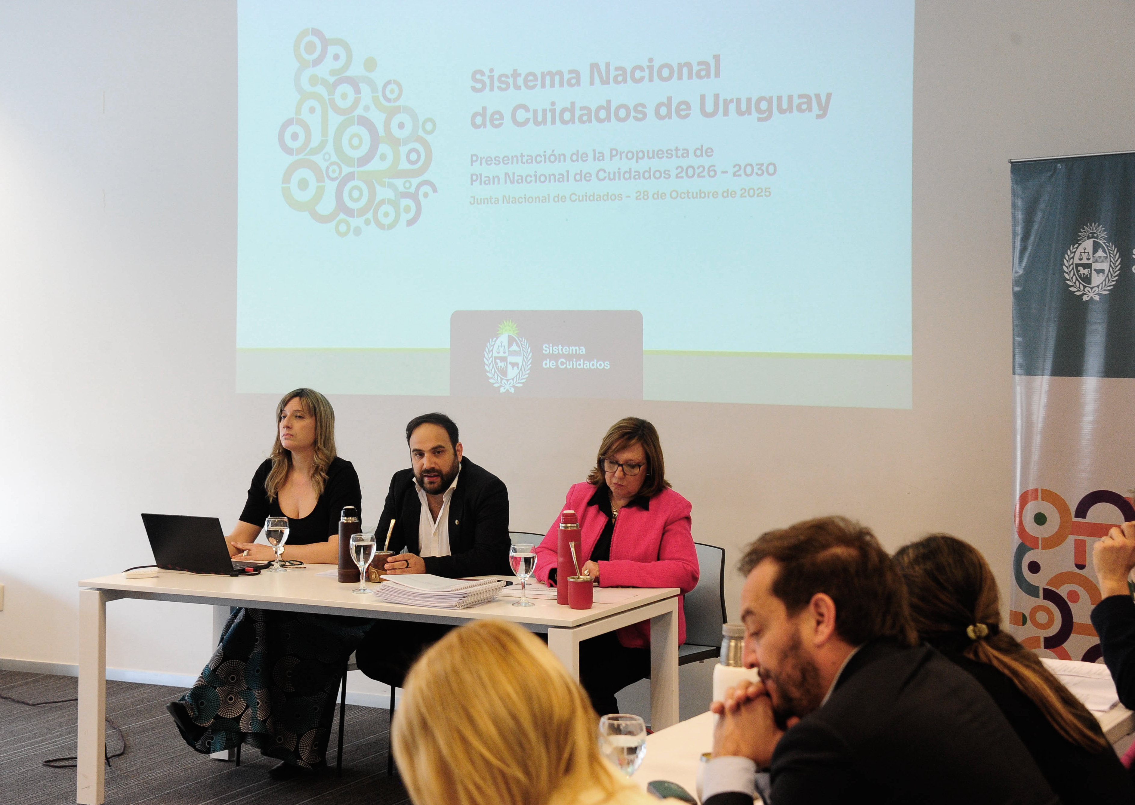 Ministro de Desarrollo Social diserta junto a dos autoridades de la cartera. De costado se observa otras autoridades escuchando la disertación.