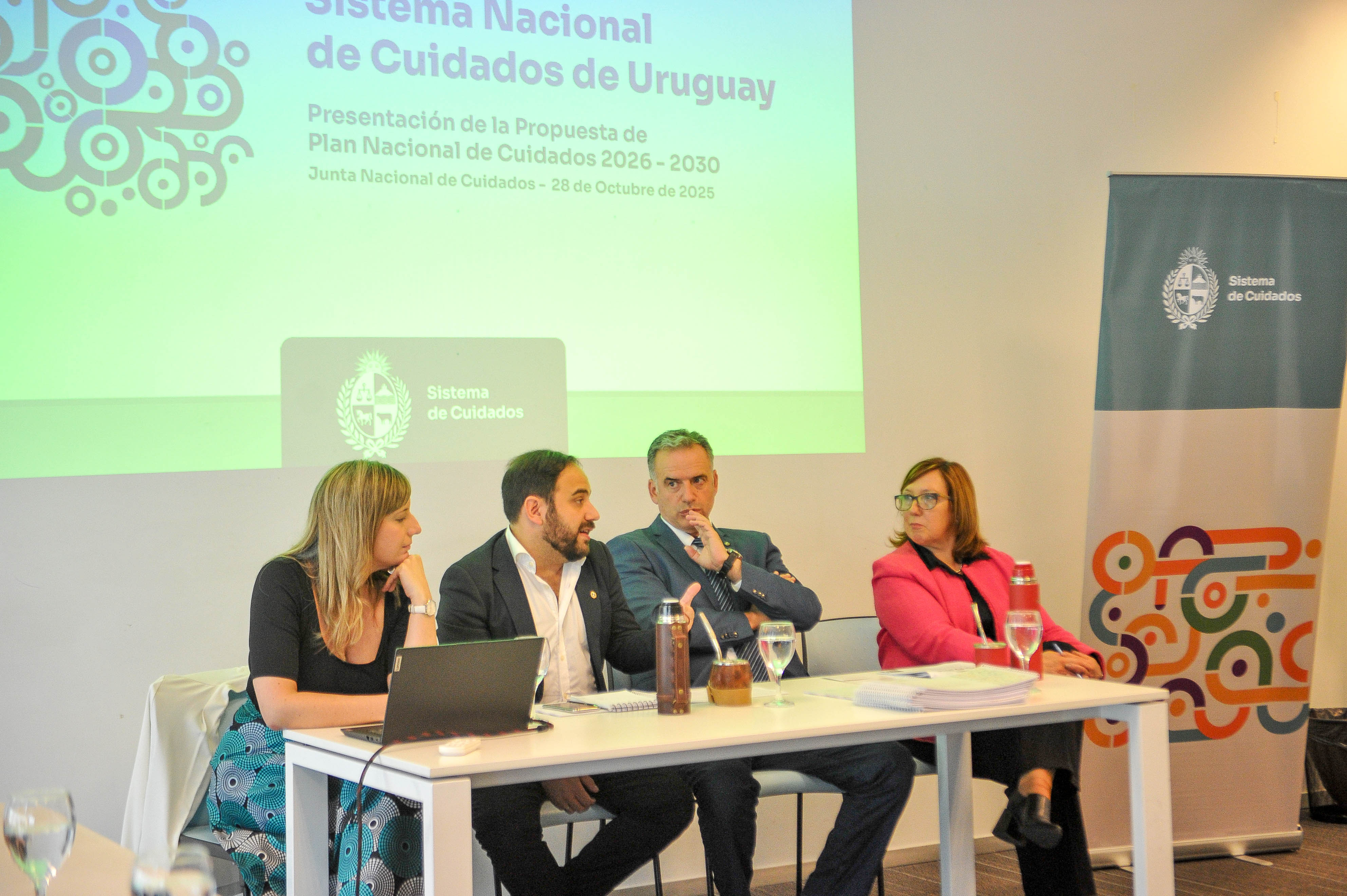 Ministro de Desarrollo Social diserta mientras Orsi y las autoridades de la cartera lo observan.