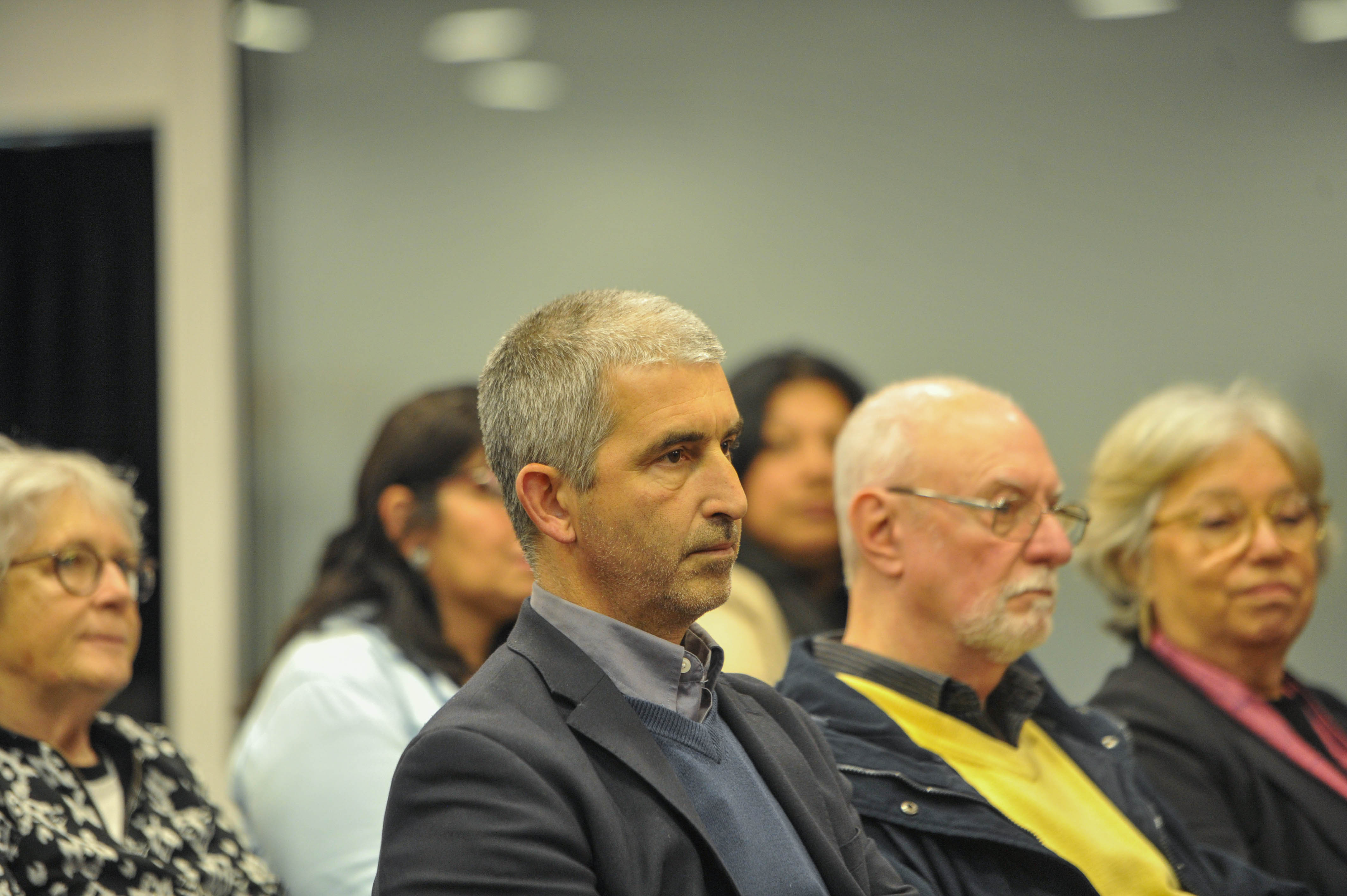 Otras autoridades de Gobierno sentadas en primera fila de la sala de prensa escuchan atentamente la conferencia.