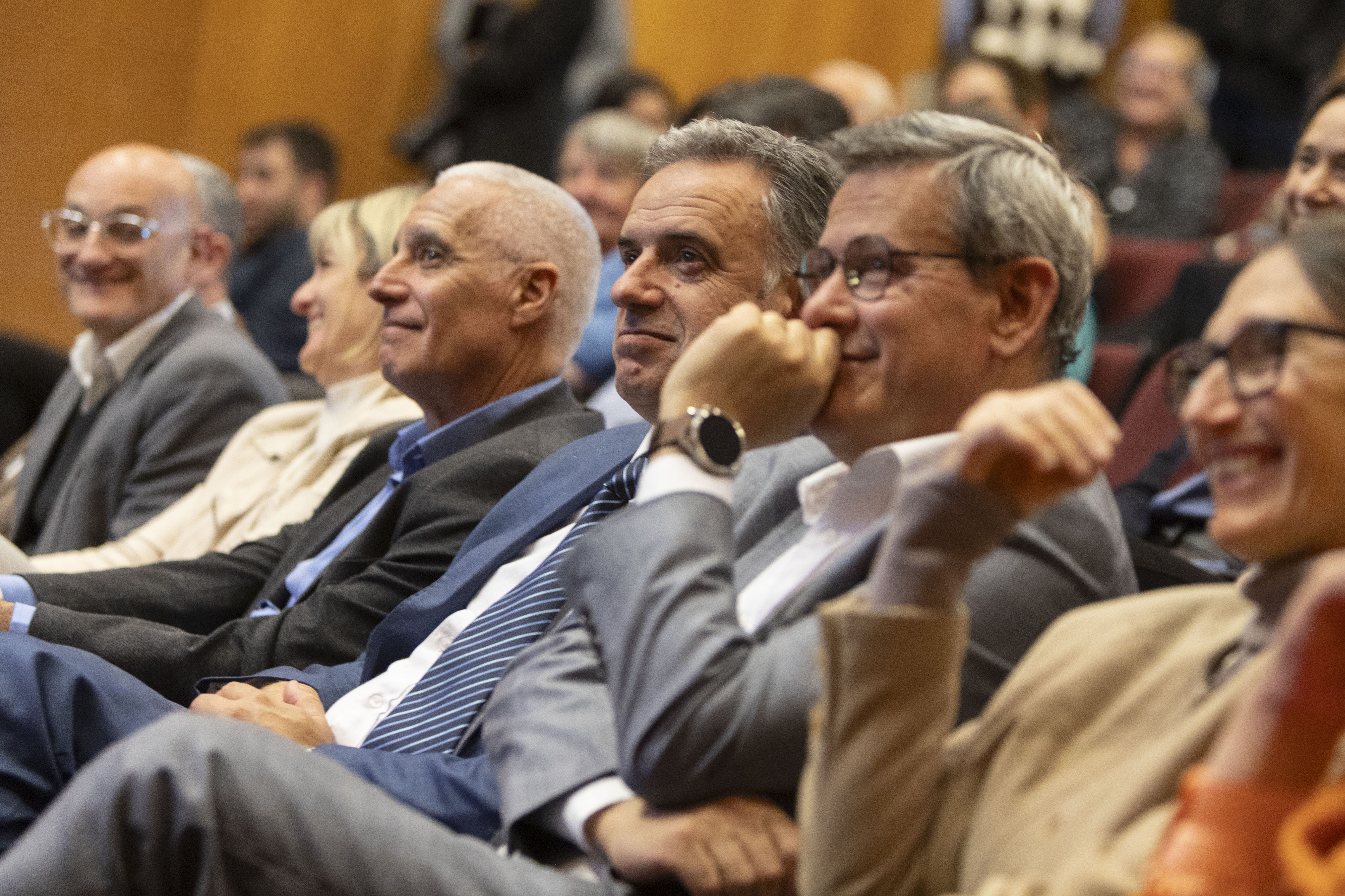 Orsi, el prosecretario de Presidencia, el ministro del Interior y otras autoridades escuchan una disertación en la platea del auditorio de Presidencia