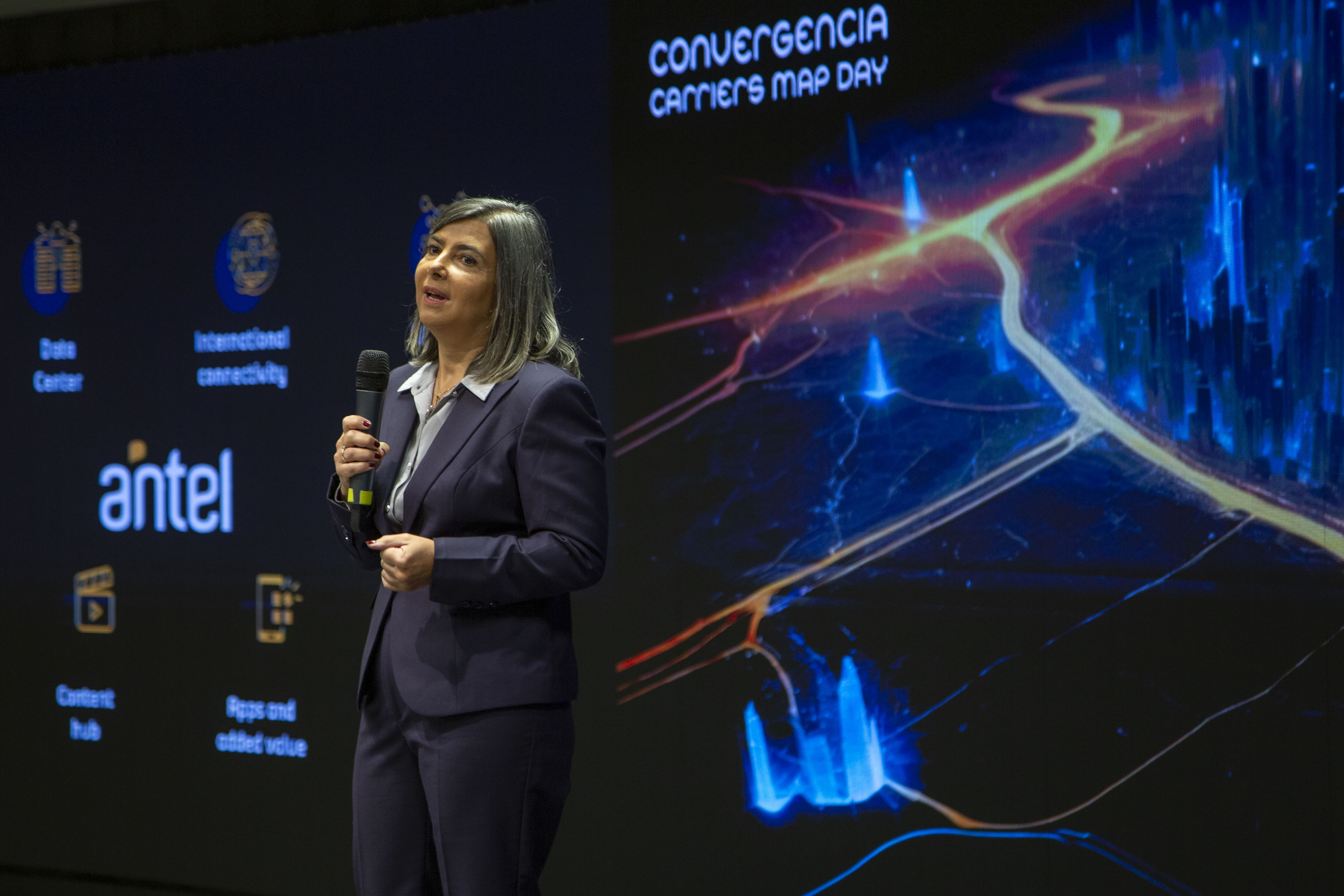Otra perspectiva de la gerenta general de Antel, de pie disertando con micrófono en mano.
