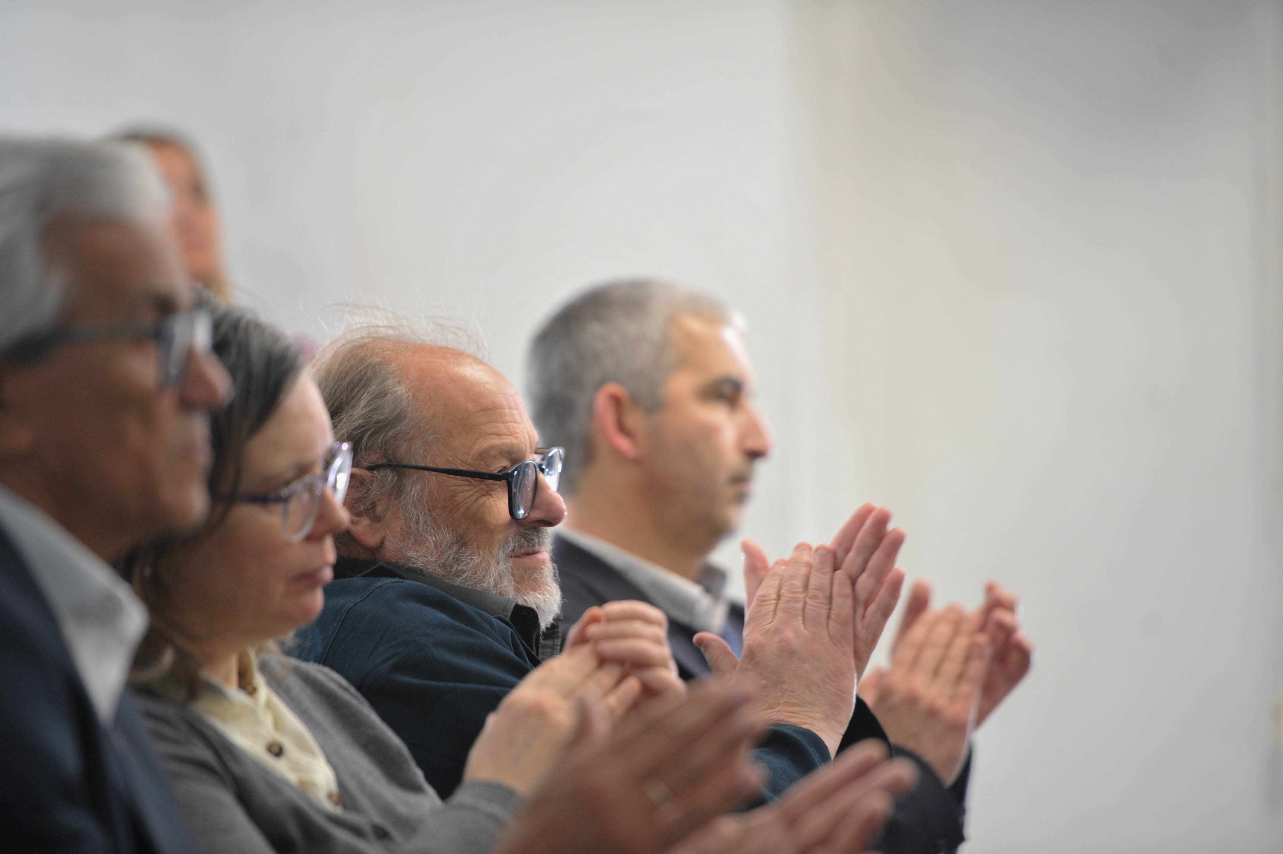 Ministro de Trabajo junto al presidente de la Anep y el vicepresidente de ASSE sentado en primera fila aplaude tras finalizar la disertación.