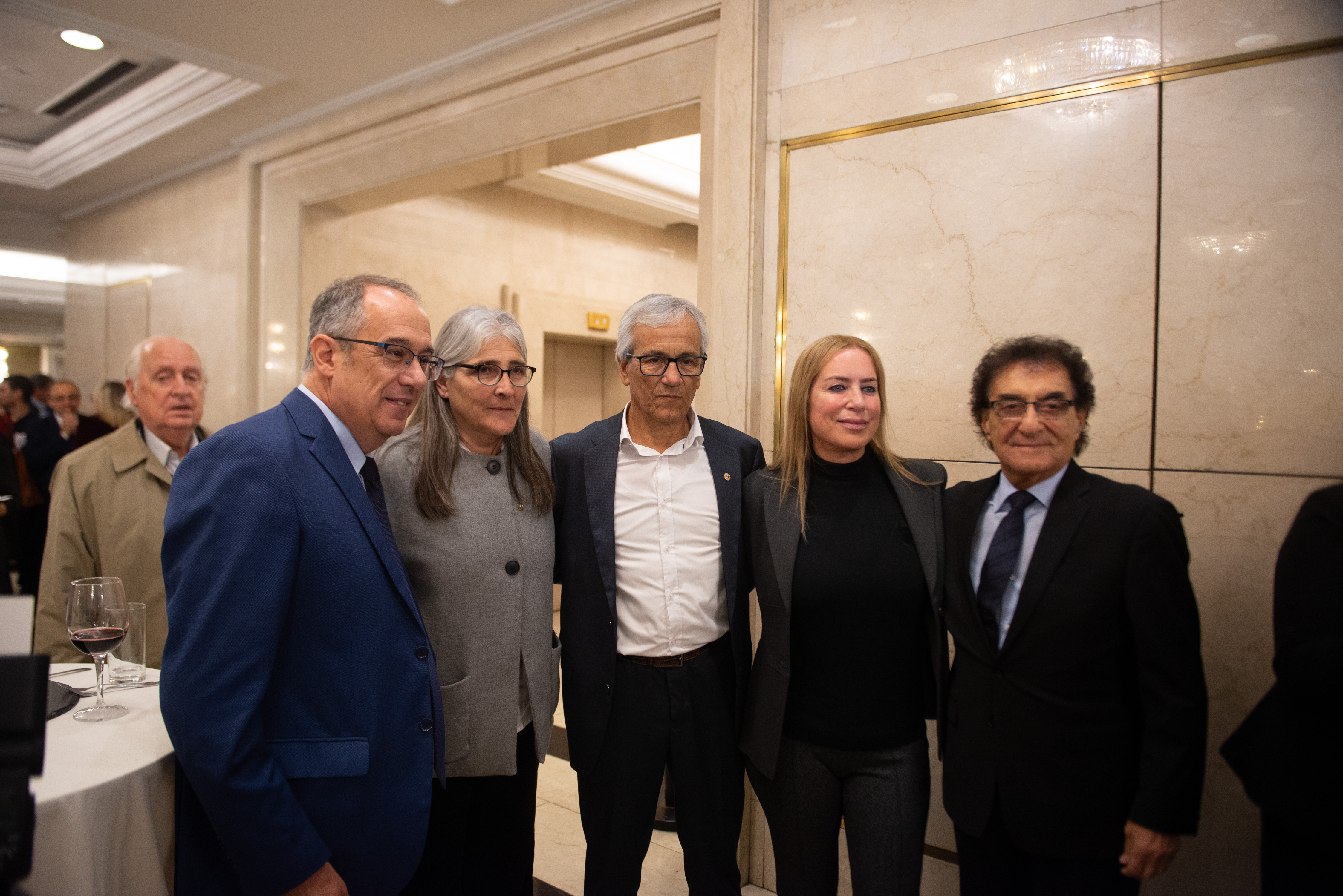 Ministros de Educación, Trabajo y Transporte junto a autoridades de ADM posan sonrientes frente a cámara.