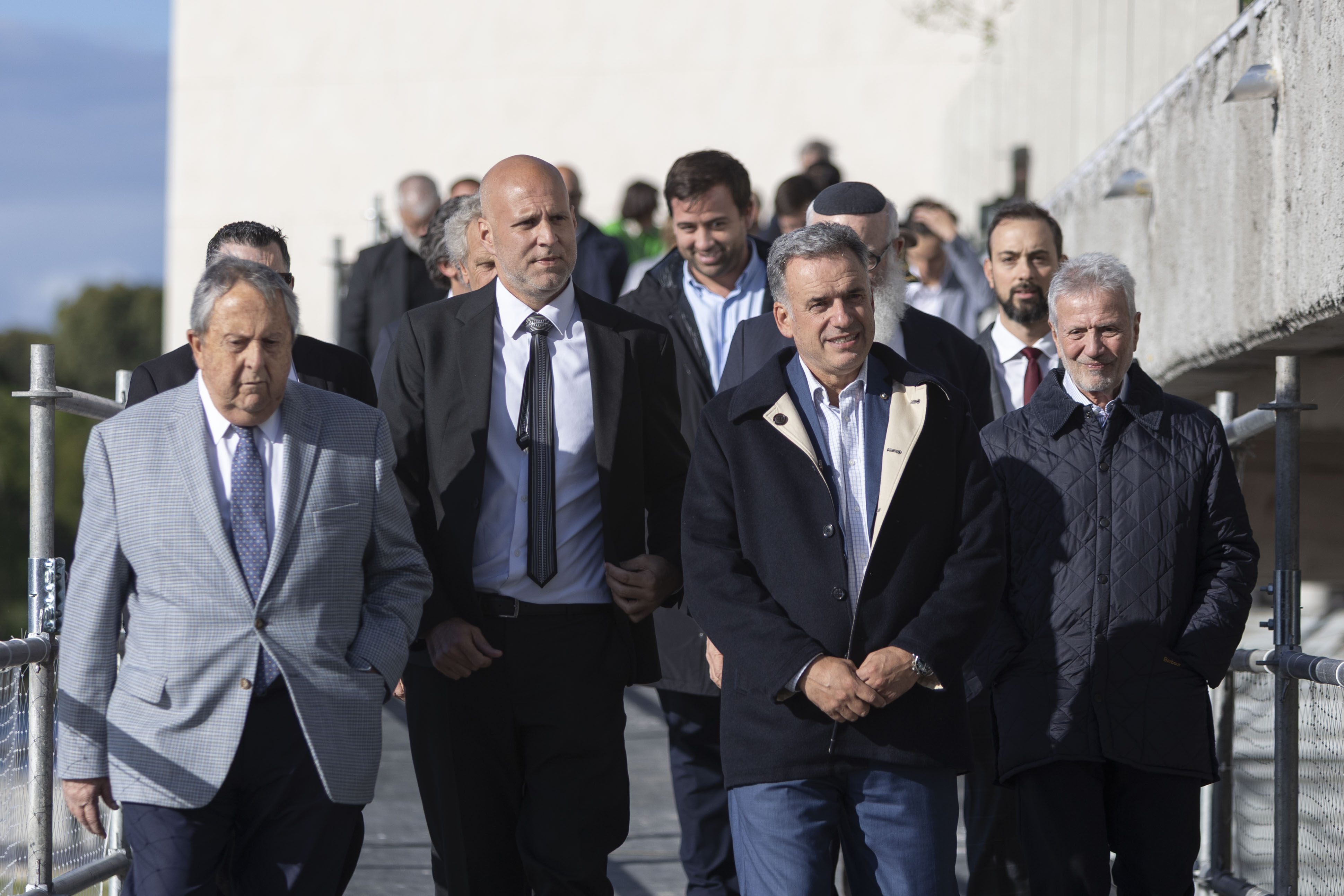 Orsi, el intendente de Canelones y autoridades de la Fundación ingresan al predio del nuevo centro.