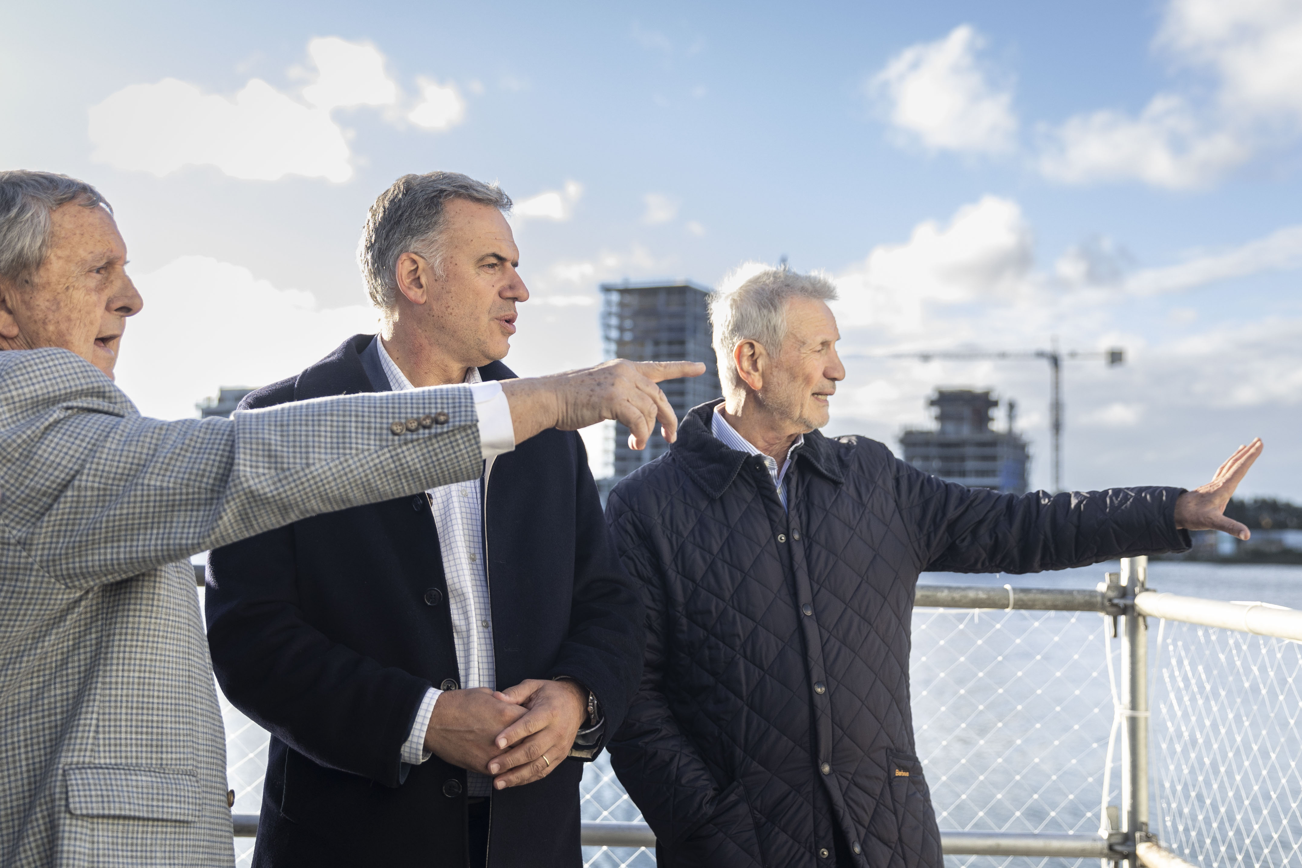 Directivos de la fundación señalan a Orsi un punto lejano mientras le explican detalles en el predio del centro.