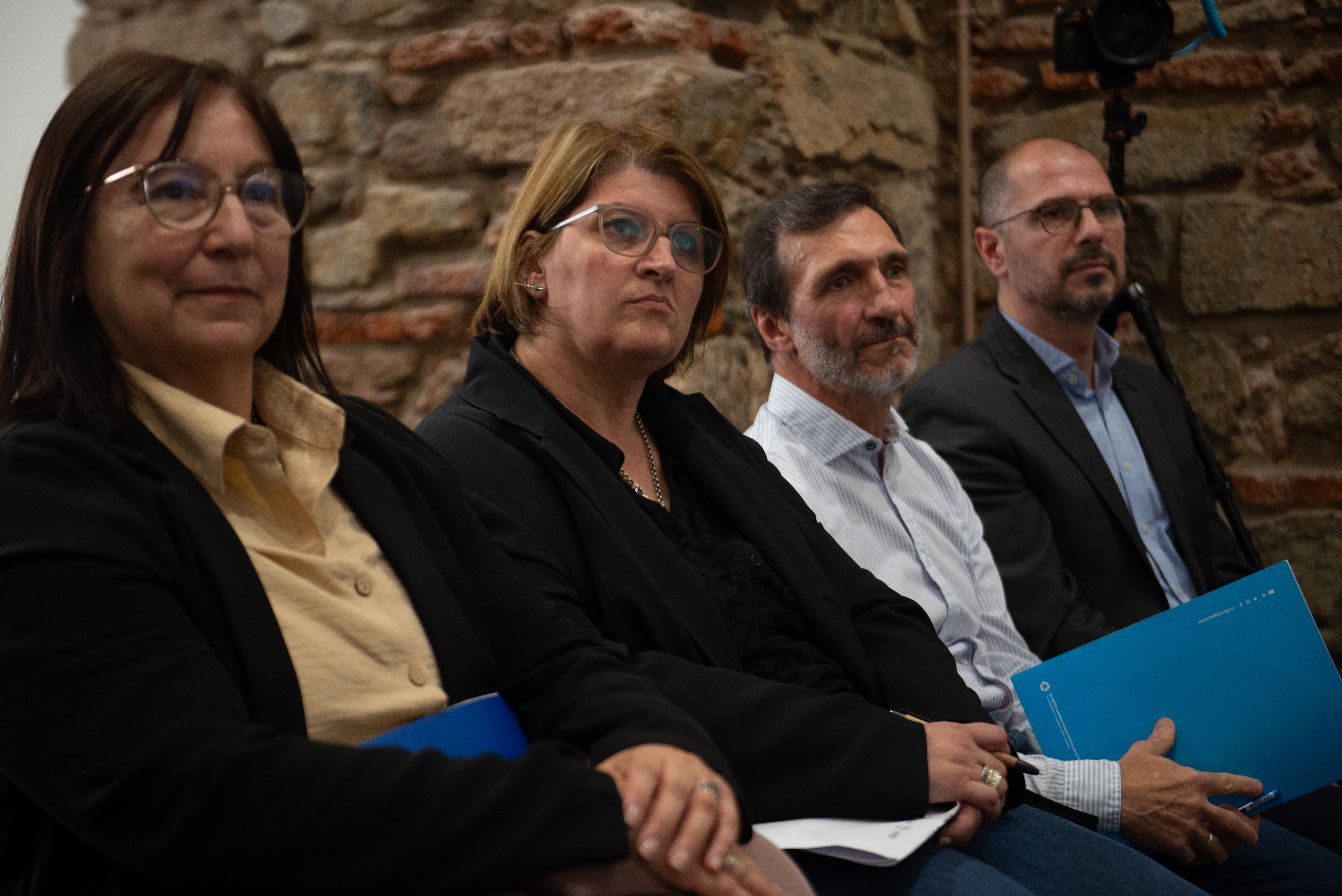 Directores de Inefop y UTU y consejera de la ANEP sentados en primera fila escuchan atentamente una disertación.