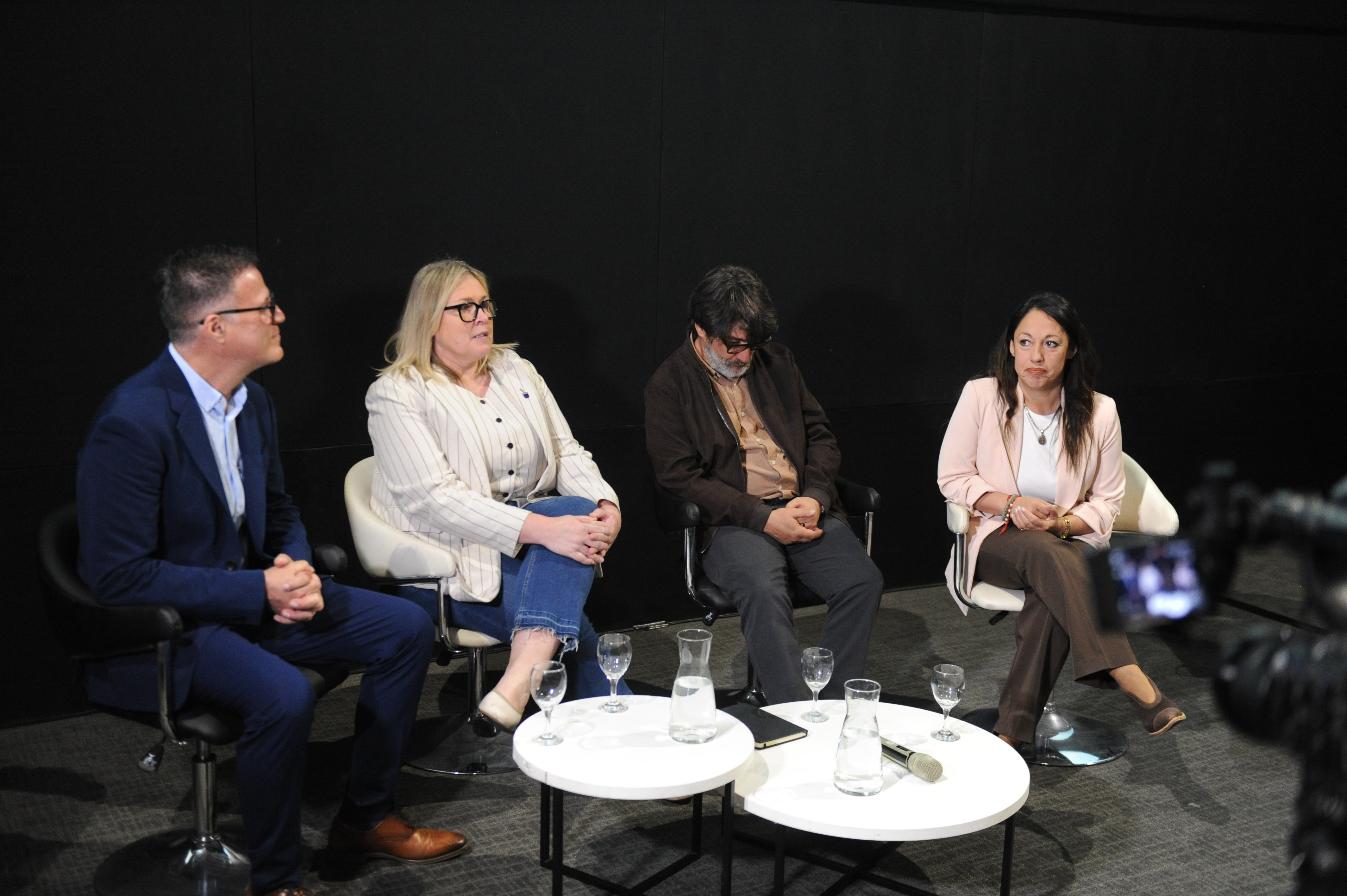 Ministra de Industria junto al director nacional de Dinatel, la presidenta de ACAU y el actor Cesar Troncoso sentados en sillones en el escenario.