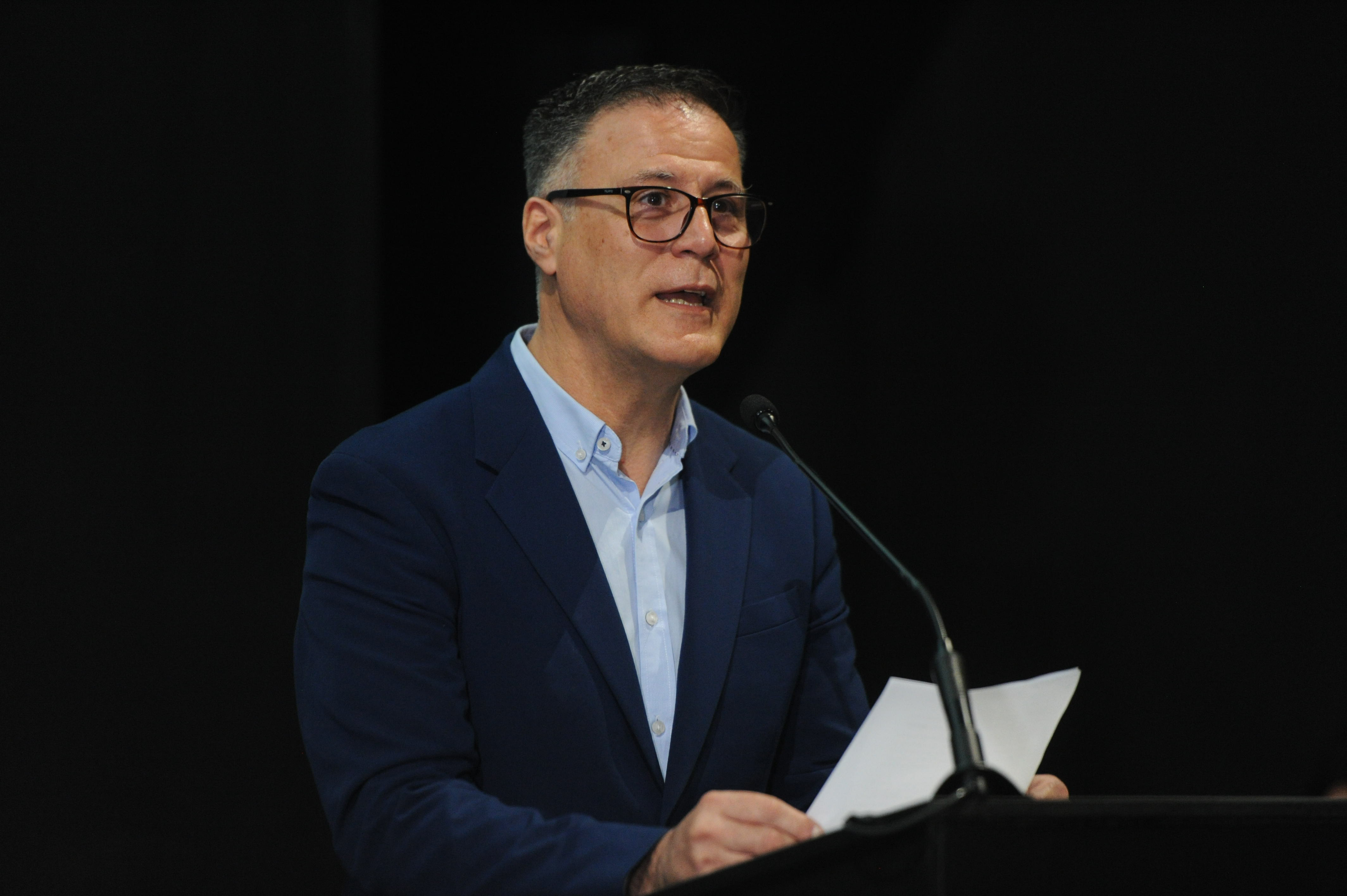 Director nacional de Dinatel, de pie, diserta en atril con micrófono en la sede de cinemateca.