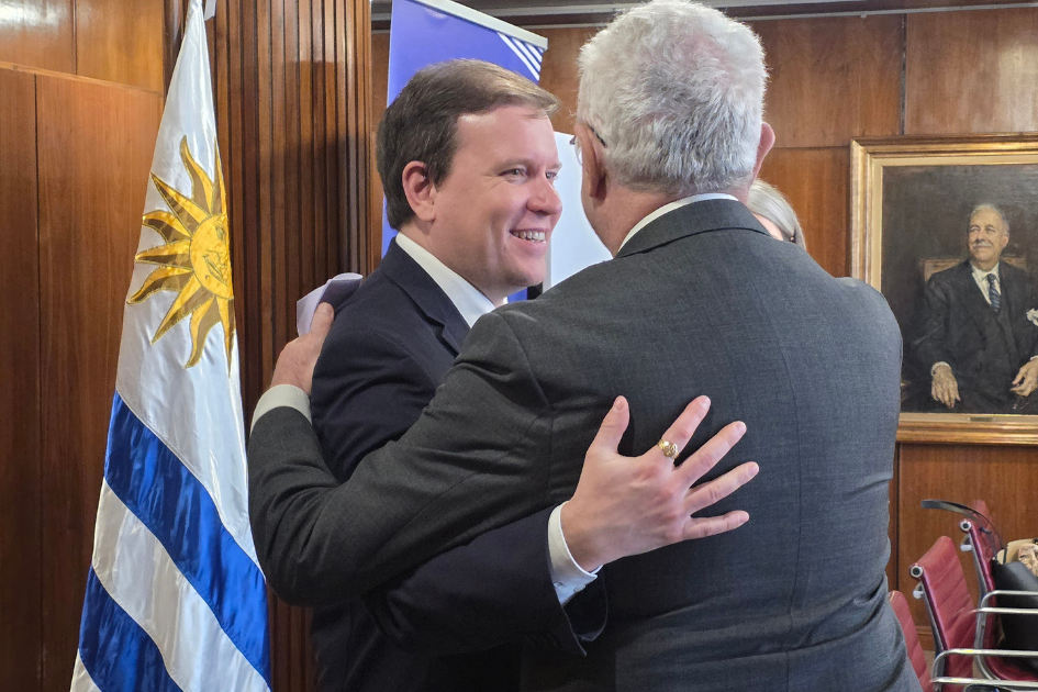 El canciller y el ministro de Comercio Exterior de Finlandia se abrazan en el ingreso a la sala de reuniones.