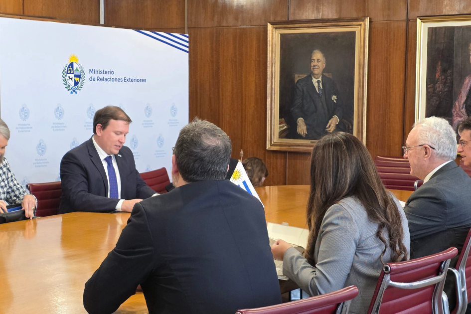 Ministro de Comercio Exterior de Finlandia conversa mientras el canciller y la delegación uruguaya escuchan atentamente.