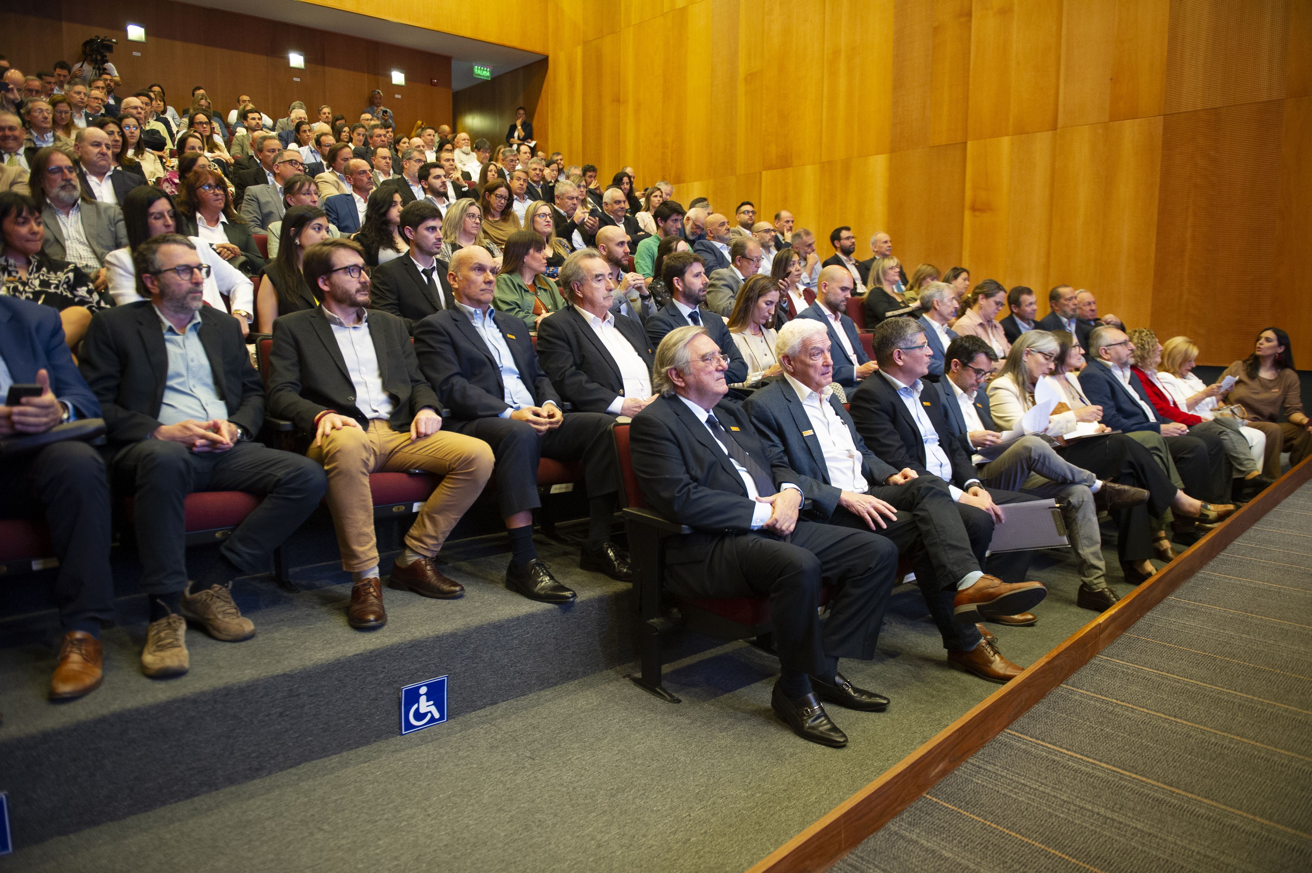 Plano general del auditorio de Presidencia con la platea colmada de público mirando hacia el escenario.
