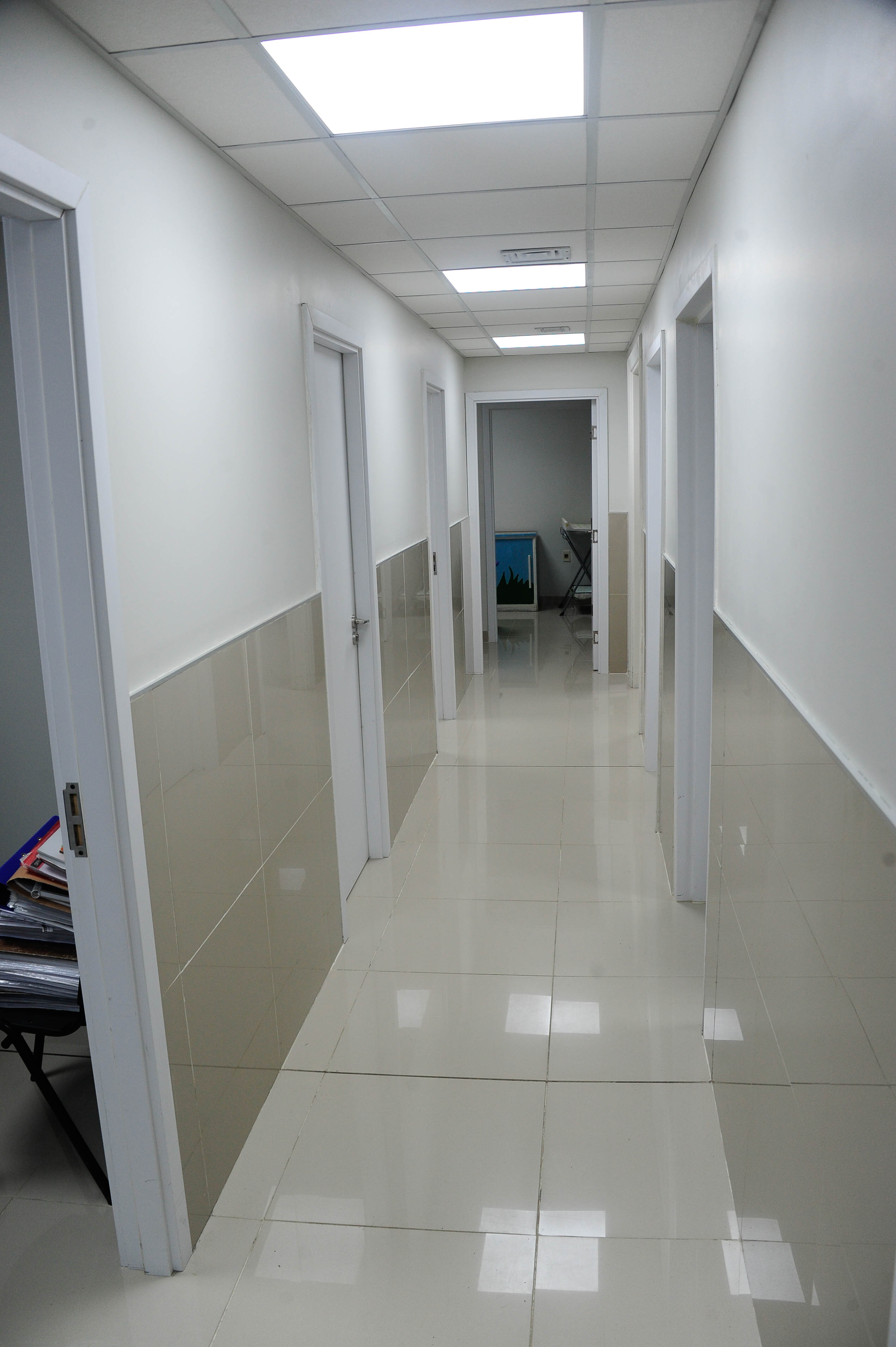 Un pasillo del Centro Hospitalario Pereira Rossell donde se observan varias puertas de consultorios pediátricos.