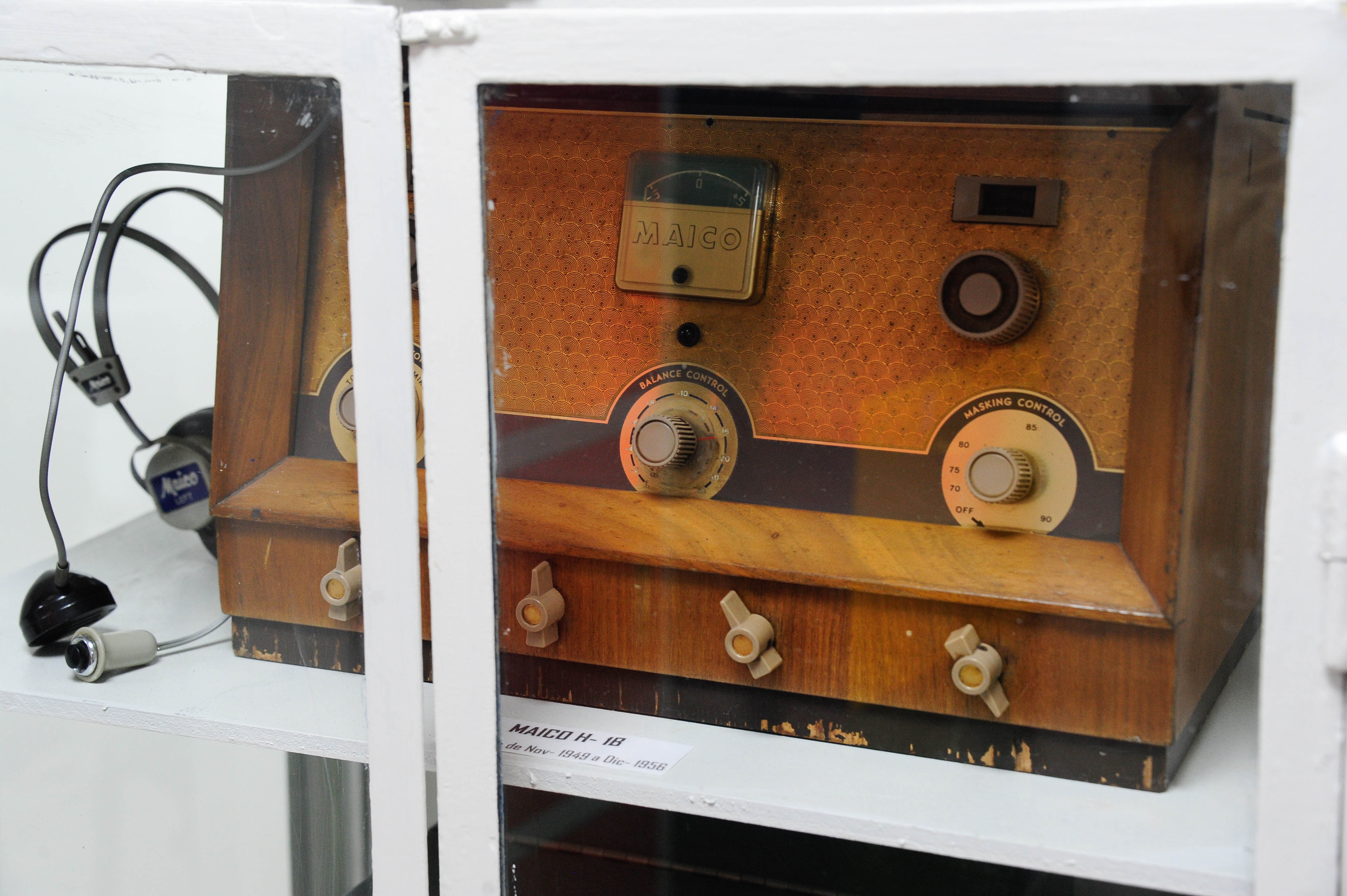 Primer plano de una vitrina que contiene otro audiómetro antiguo.