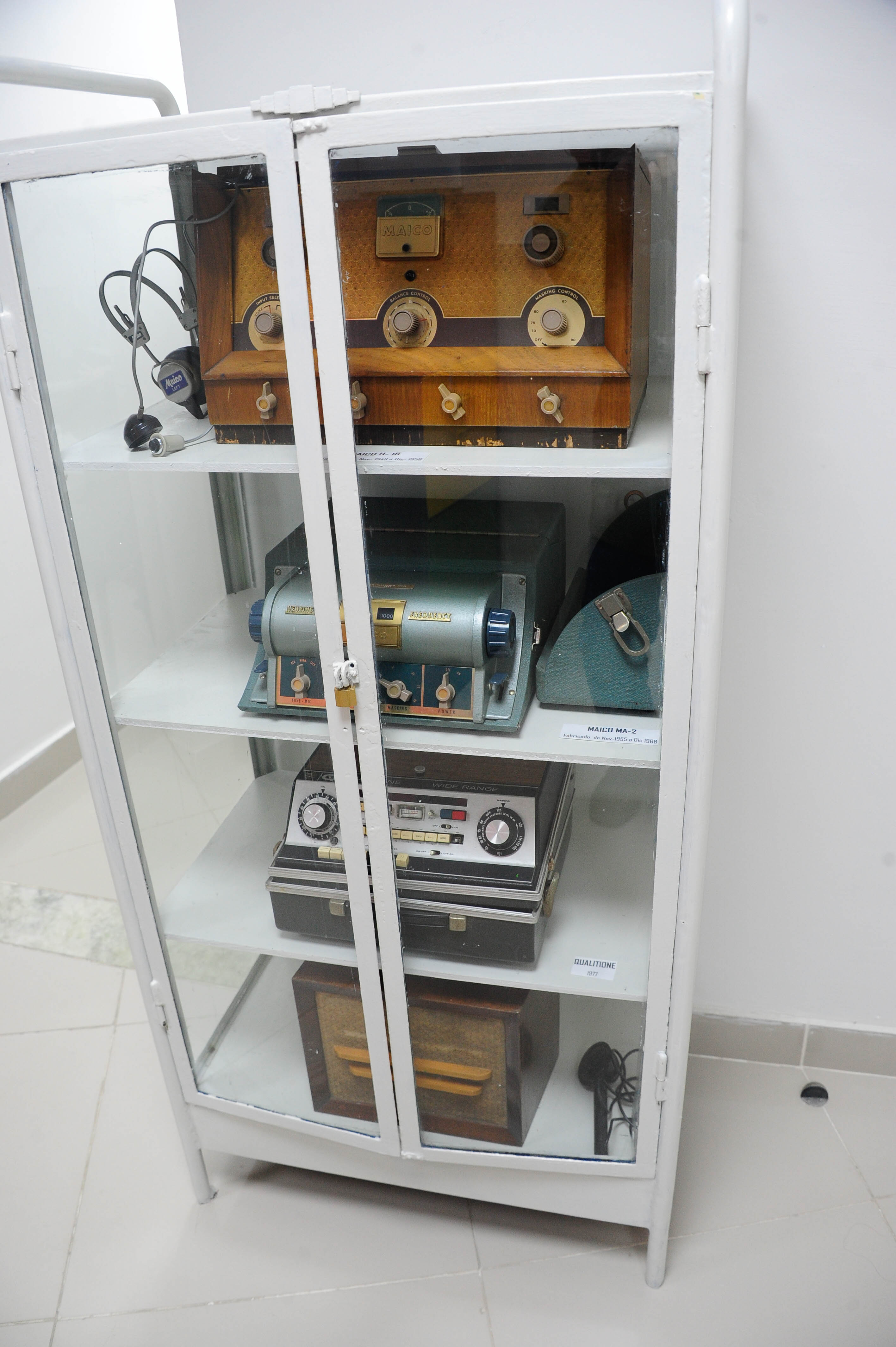 Plano general de toda la vitrina con los audiómetros.