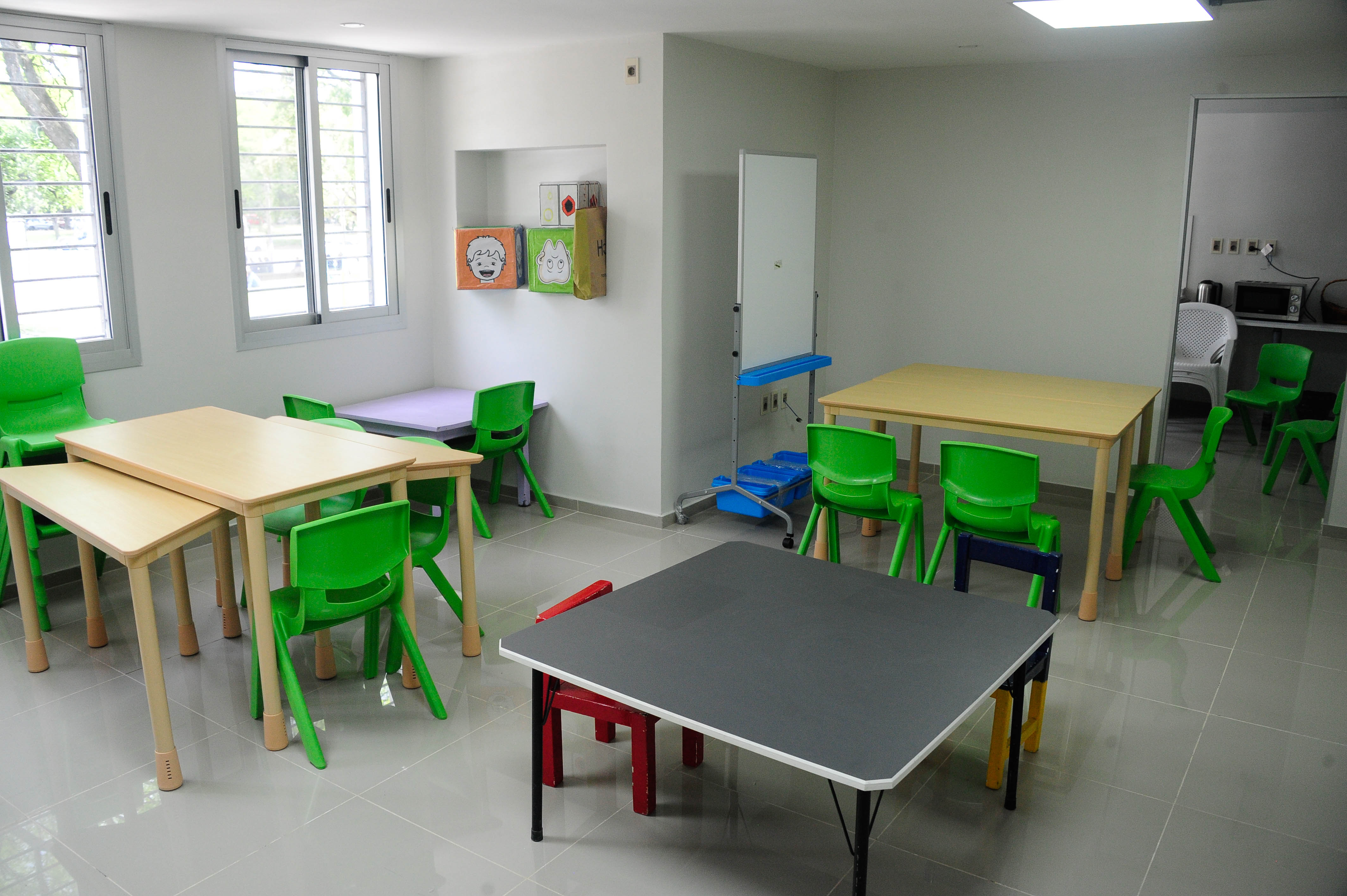 Plano general de una sala de estar con sillas y mesas pequeñas.