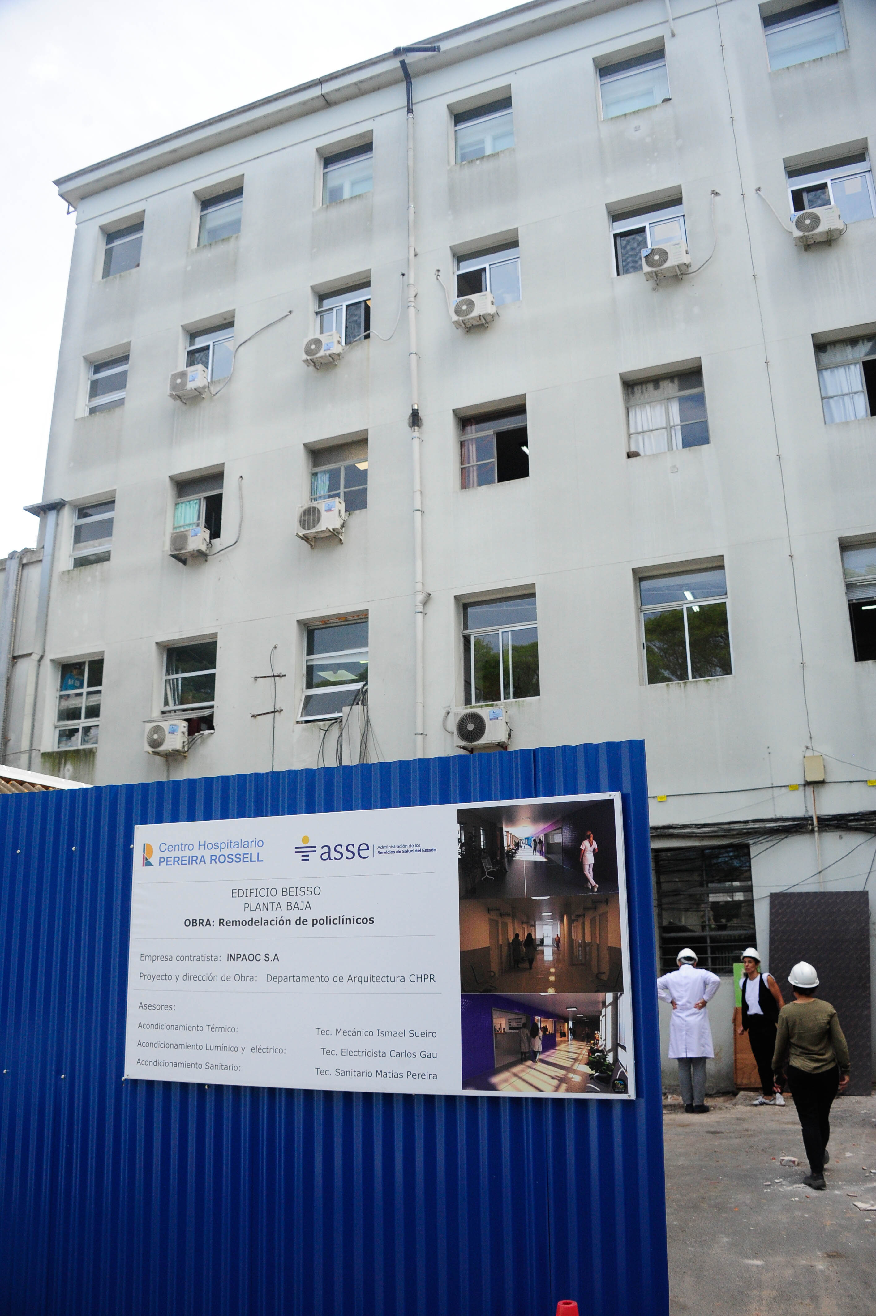 Fachada de la entrada del Centro Hospitalario Pereira Rossell donde hay un cartel con anuncio de las obras.