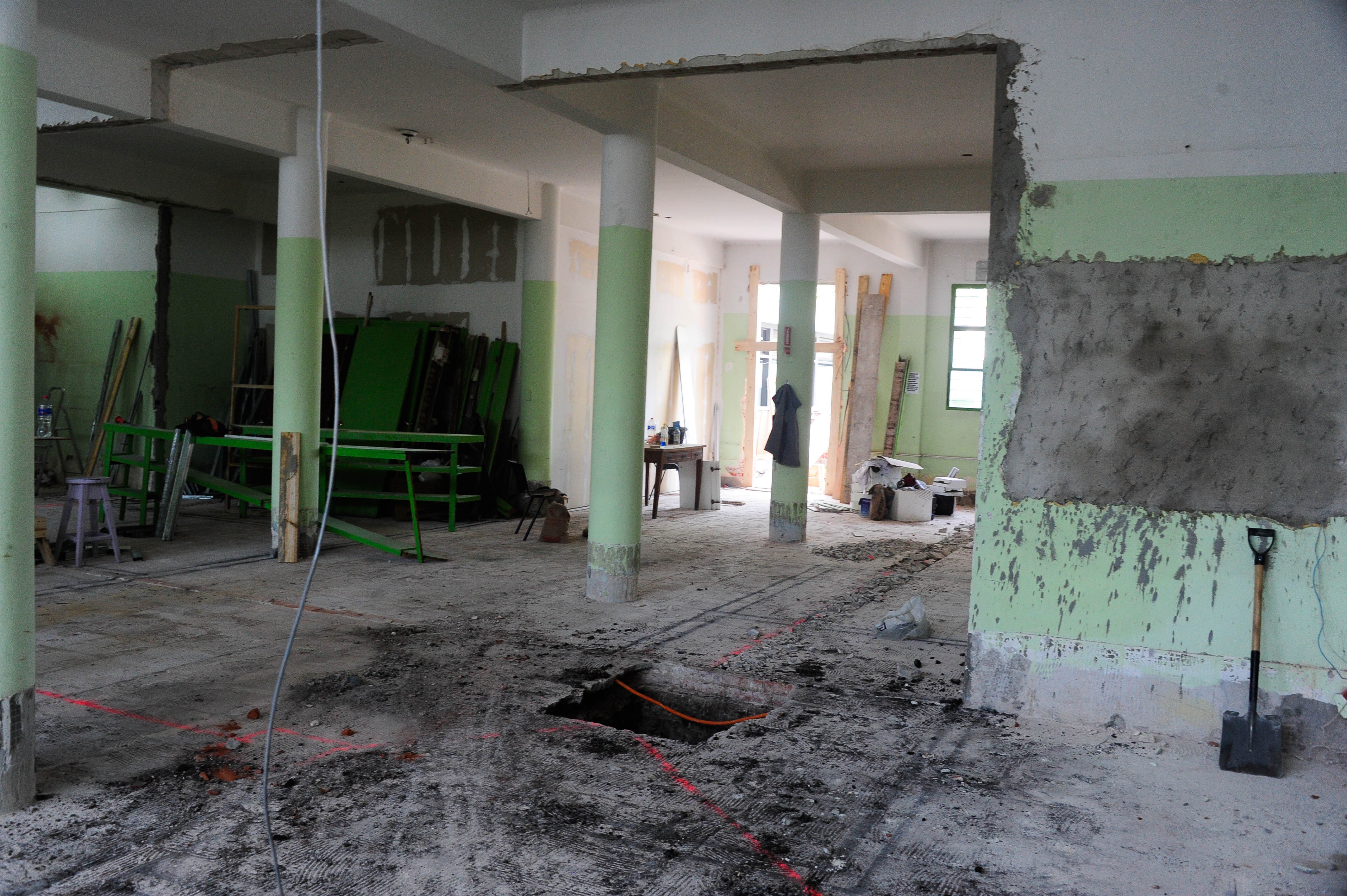 Plano general de una sala donde se están haciendo reformas.