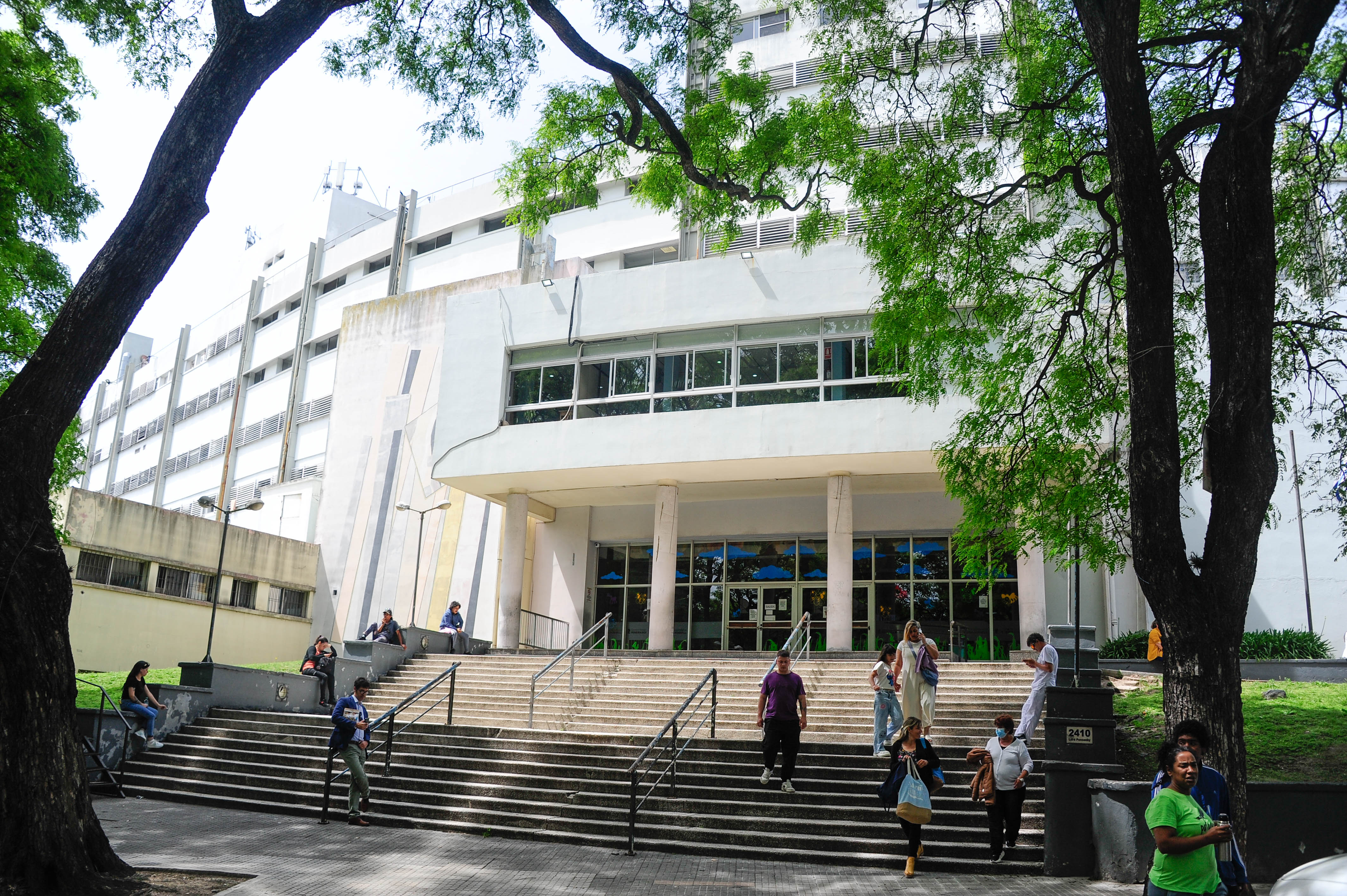 Otra parte de la fachada del Centro Hospitalario Pereira Rossell con la puerta de ingreso por la calle Lord Ponsomby.