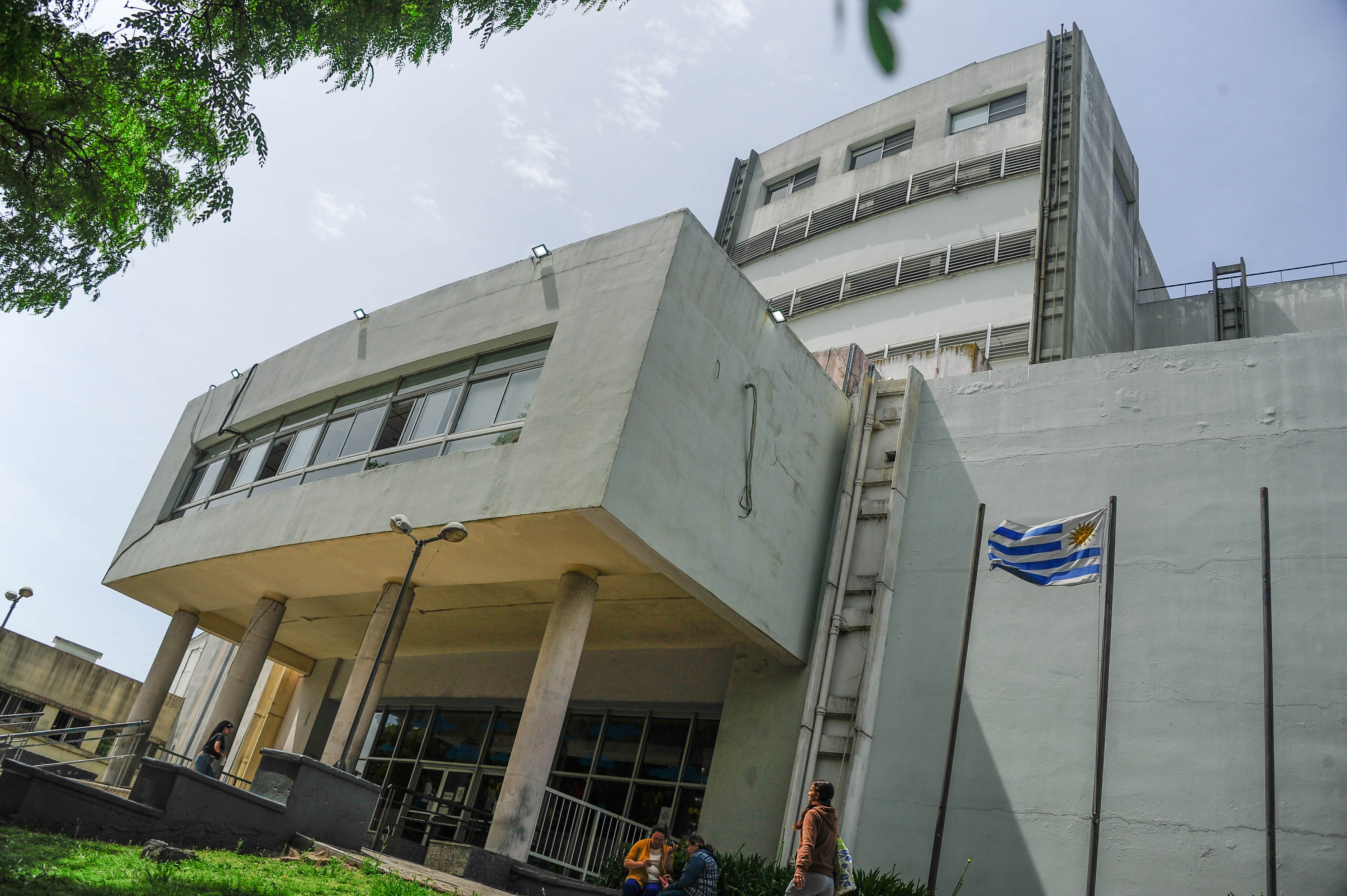Otra perspectiva de la fachada del Centro Hospitalario Pereira Rossell con la puerta de ingreso por la calle Lord Ponsomby.