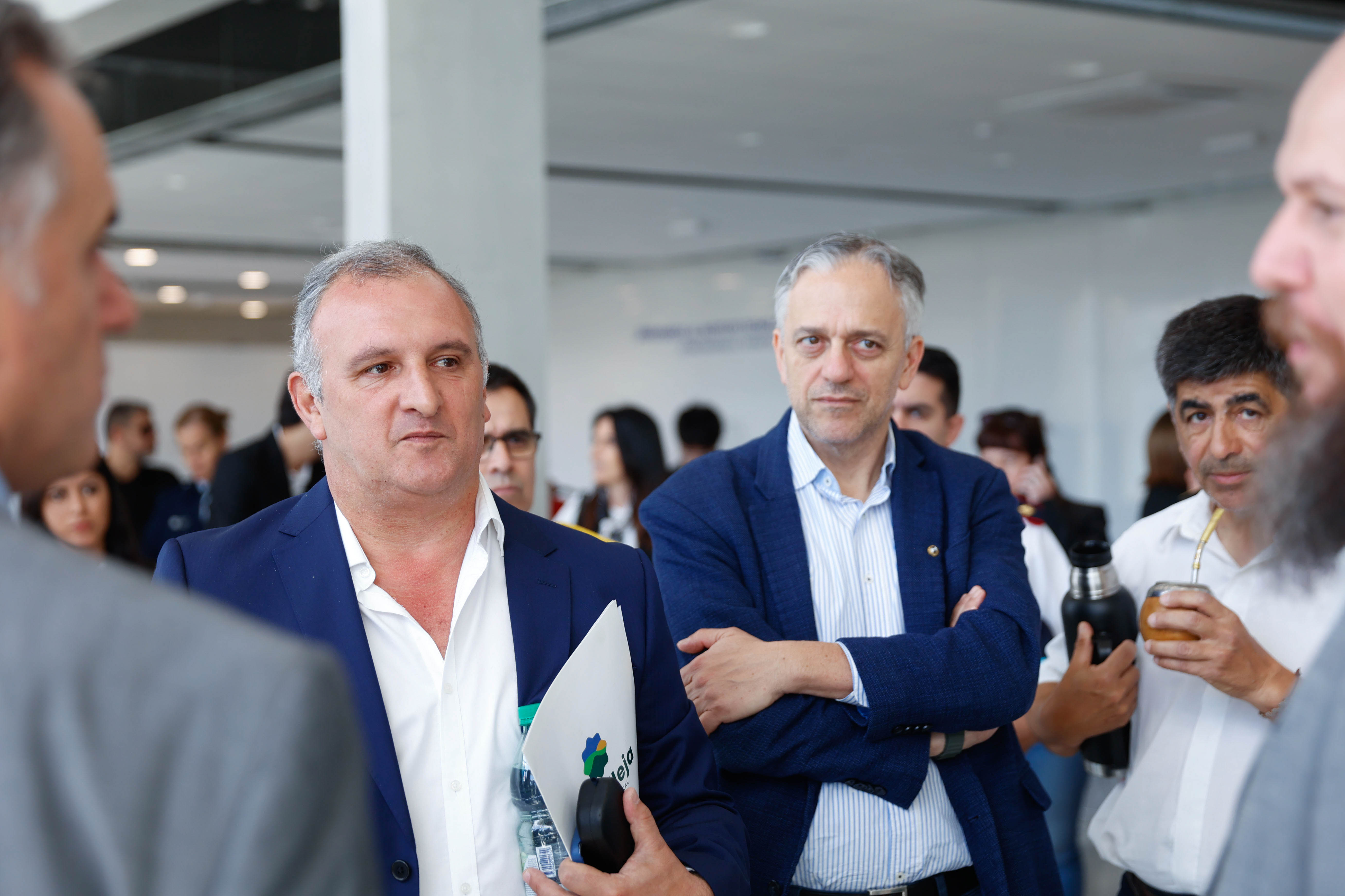 Orsi, de espaldas, dialoga con el intendente de Lavalleja, el director de OPP y otro hombre en la sala de ingreso de UTEC.