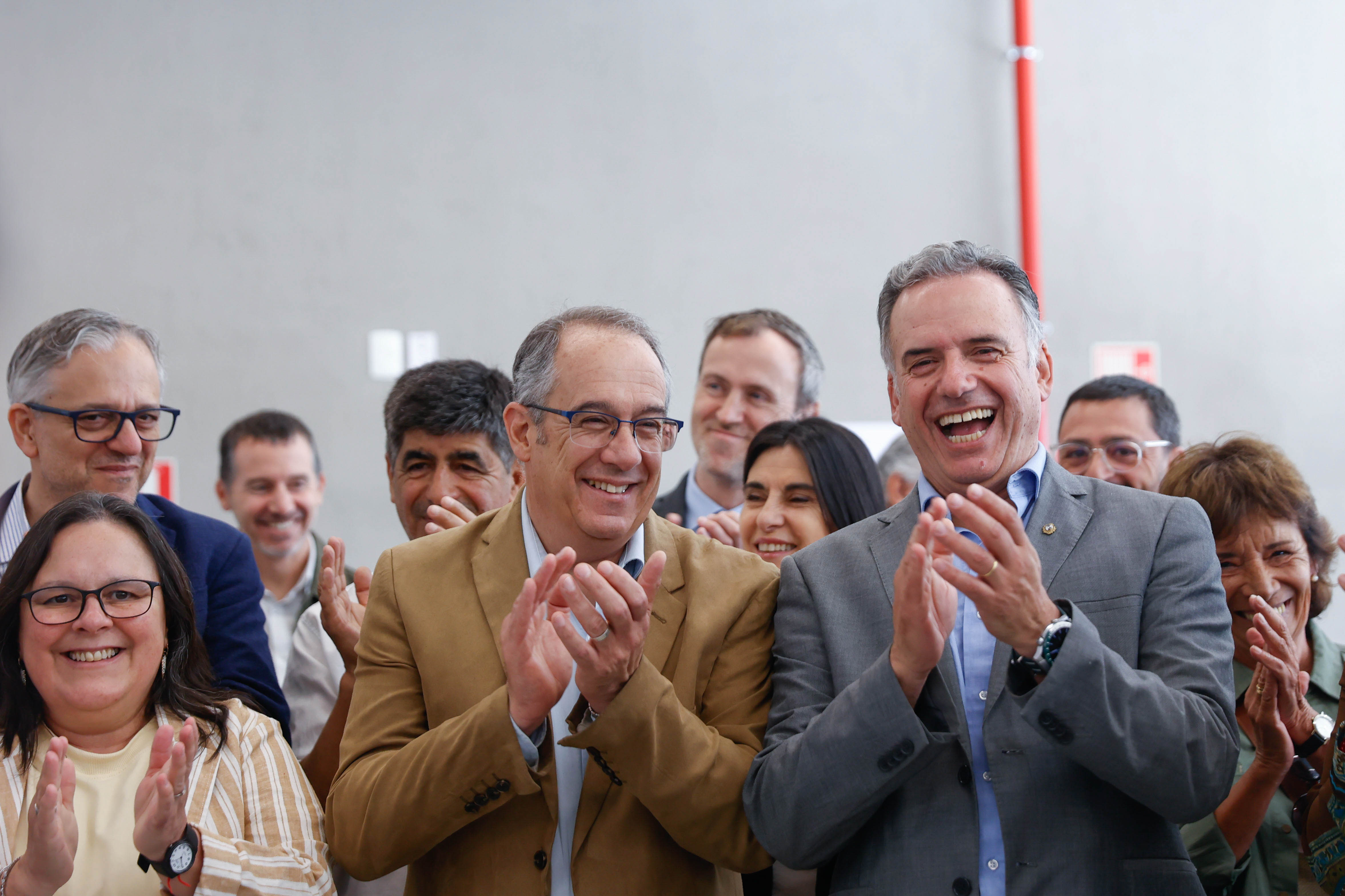 Orsi aplaude sonriente junto al ministro y la subsecretaria de Educación y Cultura, el director de OPP y otras autoridades.