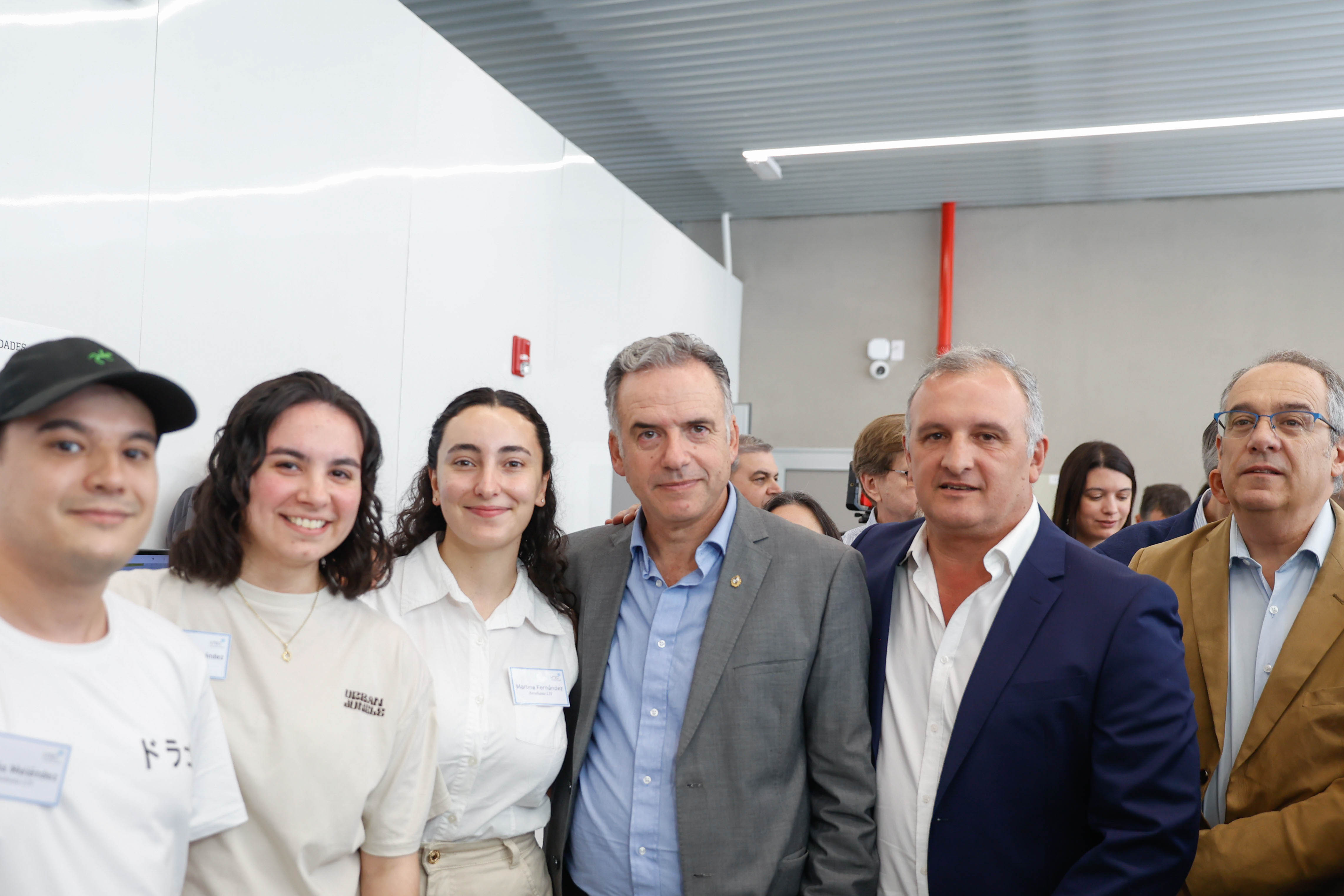Orsi, junto al ministro de Educación y Cultura, el intendente de Lavalleja y tres estudiantes de UTEC, posan sonrientes frente a cámara.