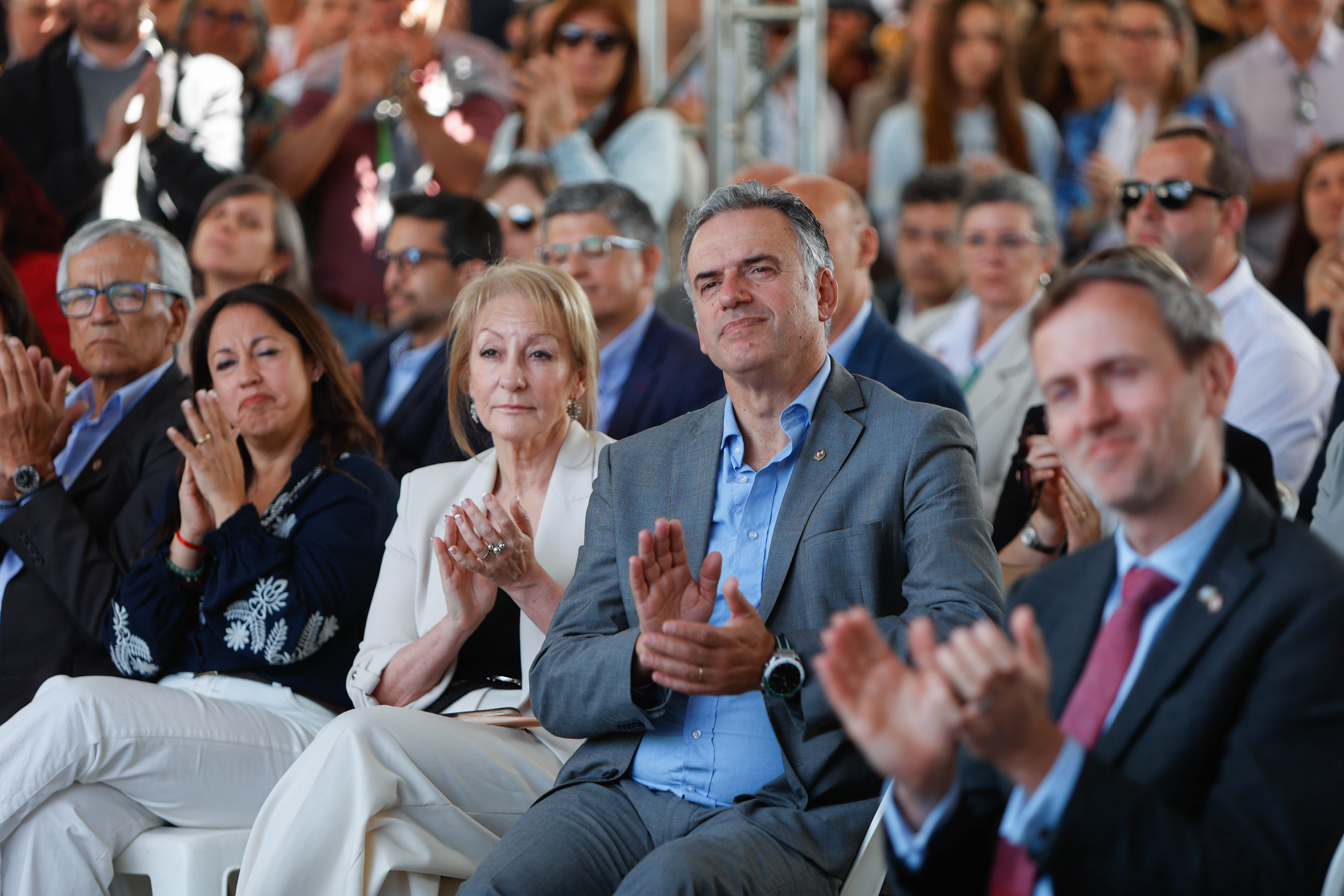 Orsi, junto a la vicepresidenta, los ministros de Industria y Trabajo y otros asistentes, aplaude sentado en la platea.