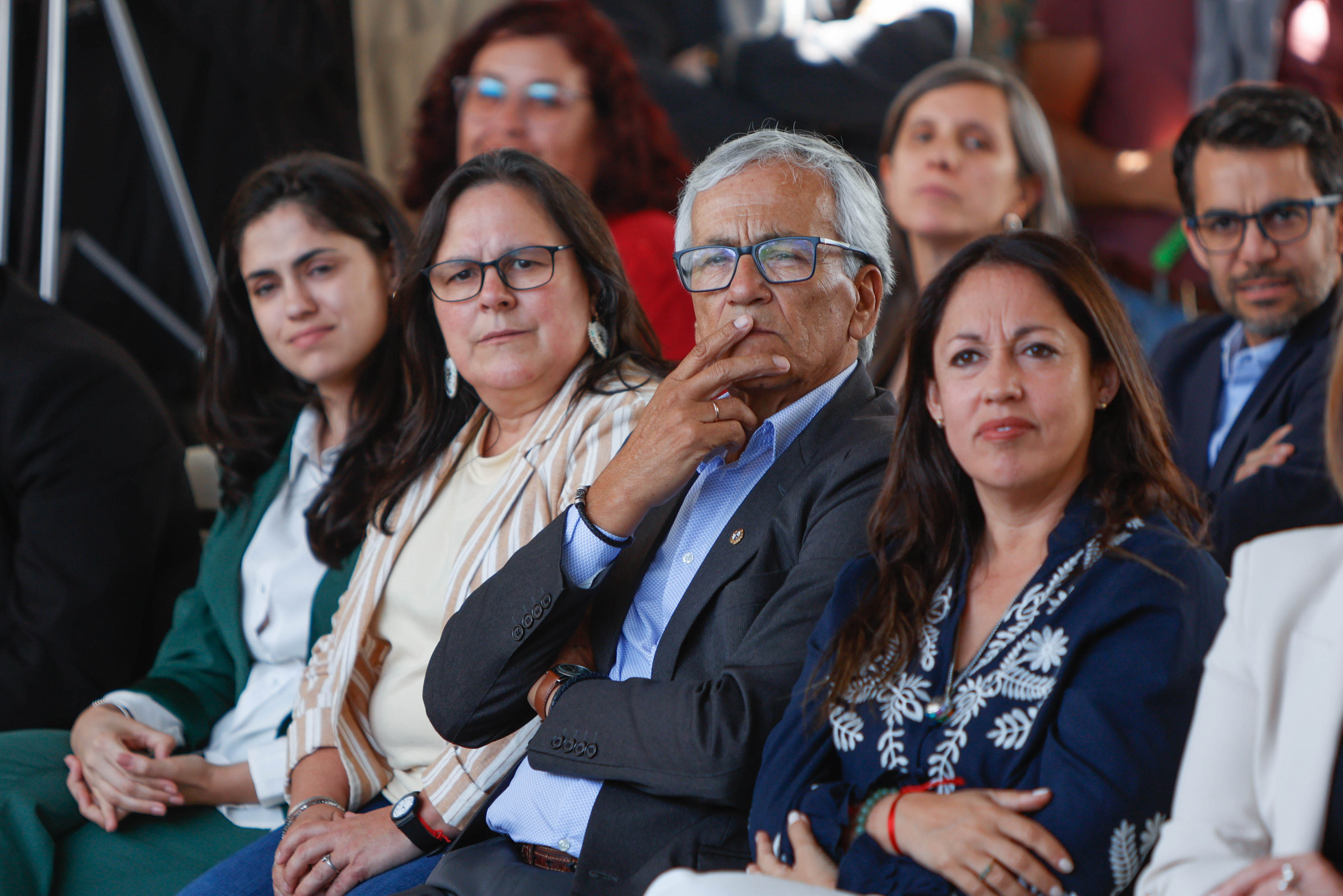 Ministros de Industria y Trabajo, subsecretaria de Educación y Cultura y directora del INJU sentados en primera fila escuchan una disertación.