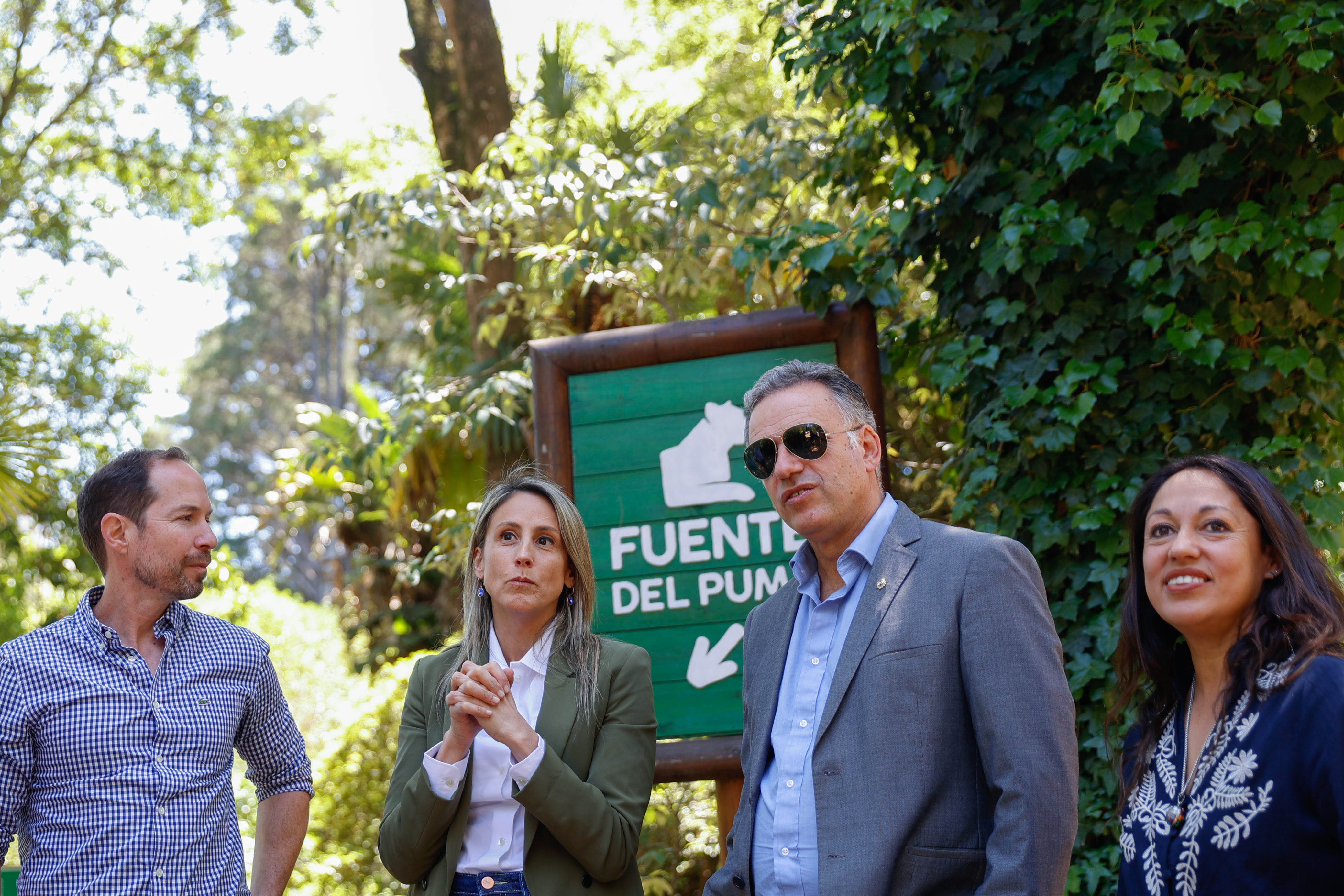 Orsi junto a la ministra de Industria y dos directivos de la empresa Salus posan sonrientes frente a cámara al aire libre.
