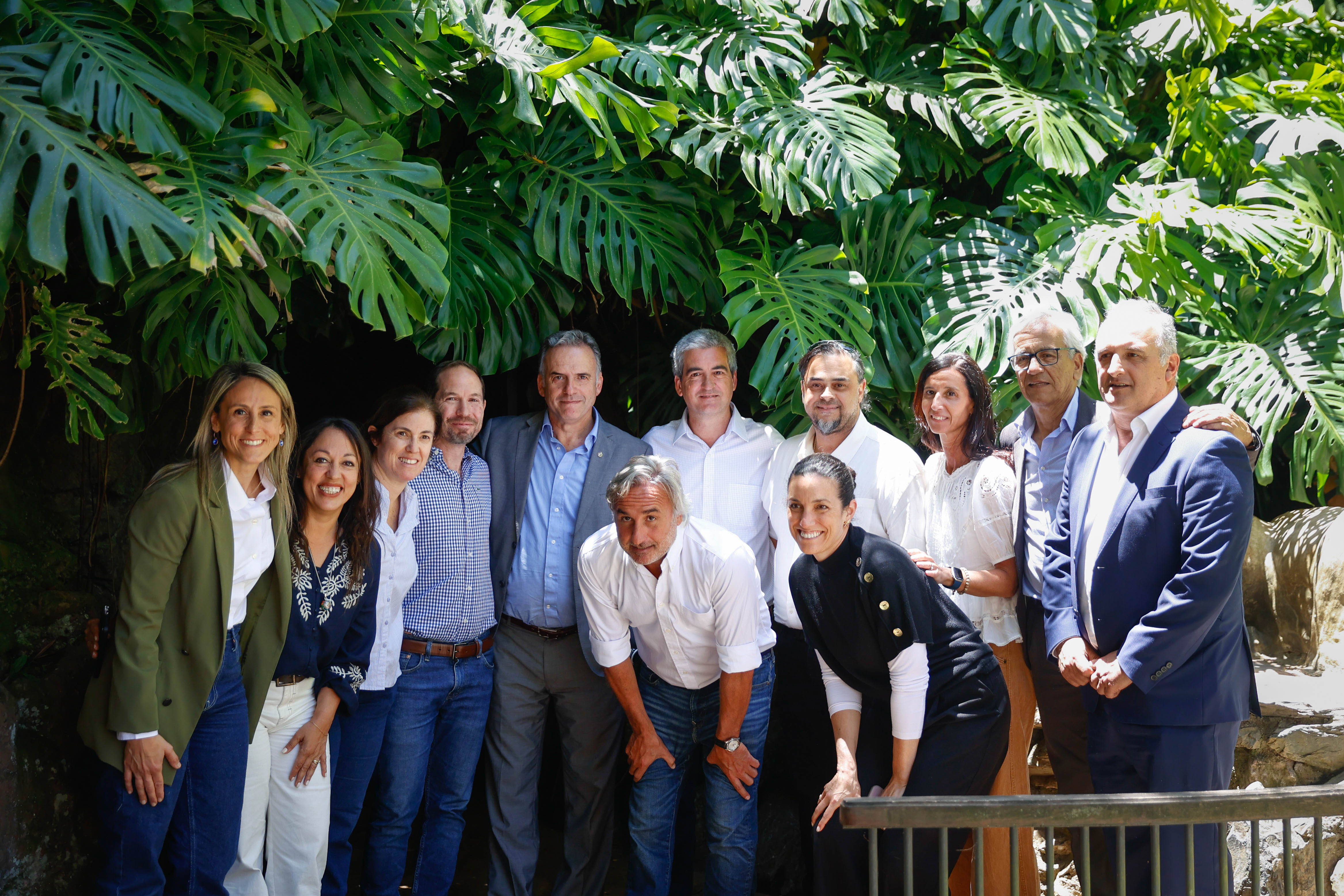 Orsi, junto a los ministros de Industria y Trabajo, el intendente de Lavalleja y directivos de Salus posan sonrientes frente a cámara.
