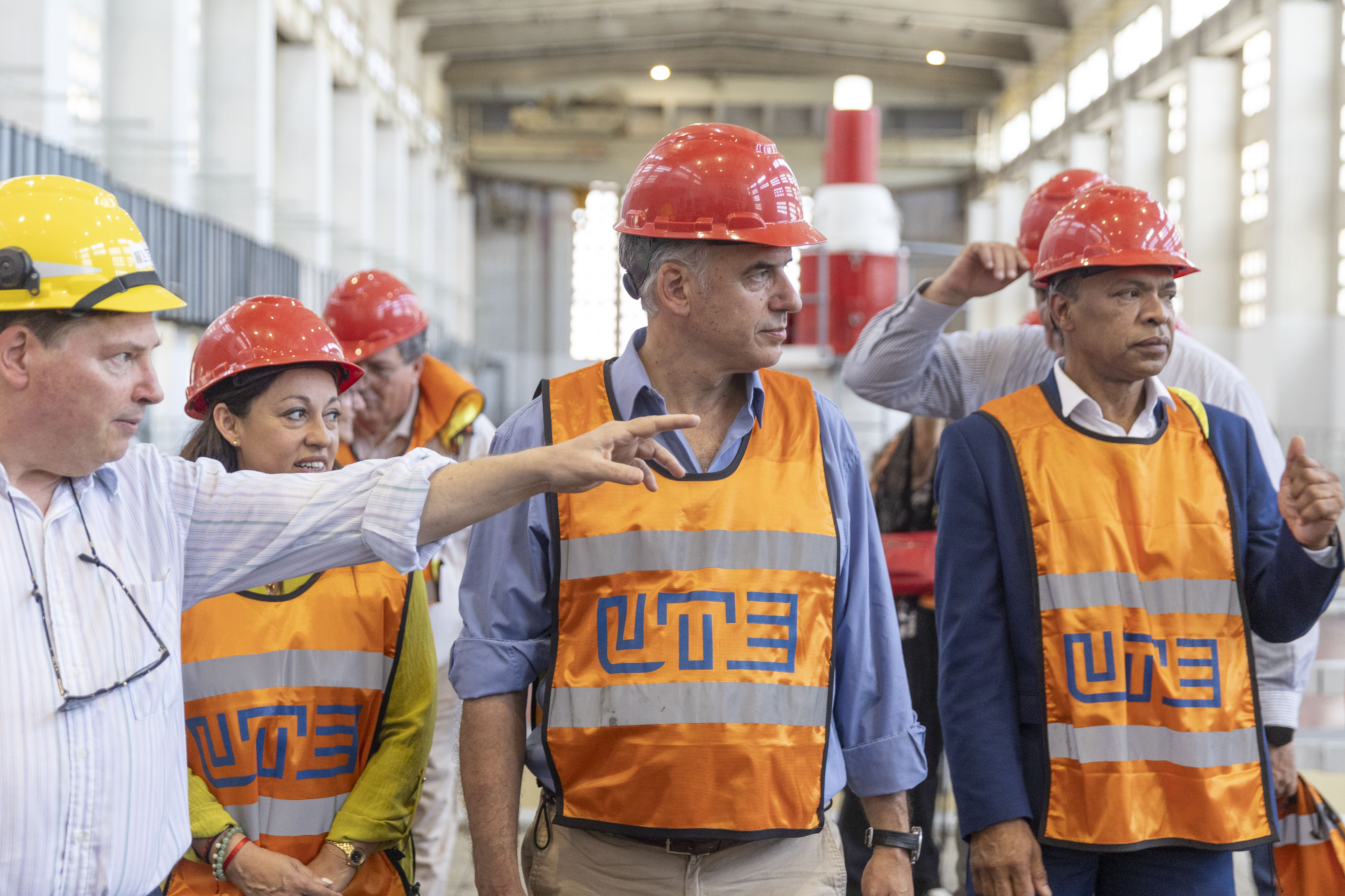 Orsi, la ministra de Industria y otras autoridades con cascos rojos y chalecos naranjas recorren las instalaciones de la central.