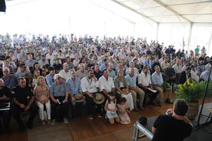 Presidente Orsi asistió a inauguración de cosecha de girasol