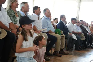 Presidente Orsi asistió a inauguración de cosecha de girasol