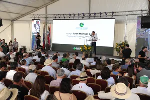 Presidente Orsi asistió a inauguración de cosecha de girasol
