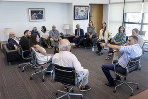 Presidente Orsi recibió a ciudadanos uruguayos que retornaron de Medio Oriente