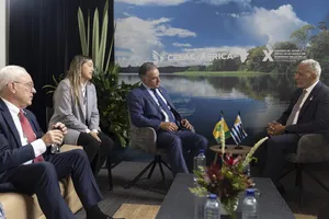 Créditos: Camilo Dos Santos (fotografía) / Presidencia de la República (fuente institucional) Reunión del presidente Orsi con primer ministro de San Vicente y Granadinas, Godwin Friday