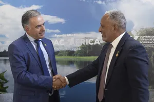 Créditos: Camilo Dos Santos (fotografía) / Presidencia de la República (fuente institucional) Reunión del presidente Orsi con primer ministro de San Vicente y Granadinas, Godwin Friday