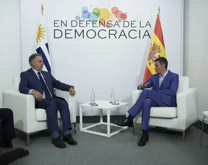 Encuentro de los presidentes de Uruguay, Yamandú Orsi, y de España, Pedro Sánchez.