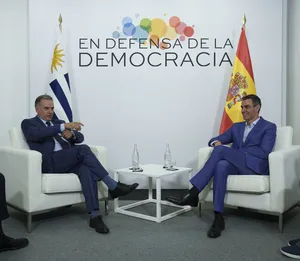 Encuentro de los presidentes de Uruguay, Yamandú Orsi, y de España, Pedro Sánchez.
