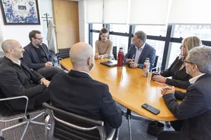 Presidente Orsi recibe a representantes de Neflix