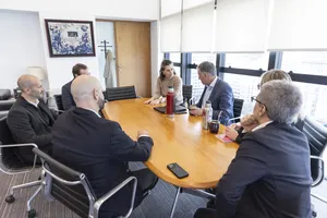 Presidente Orsi recibe a representantes de Neflix