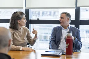 Presidente Orsi recibe a representantes de Neflix