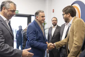 Orsi visitó las instalaciones de Joyson Safety Systems Uruguay, en San José